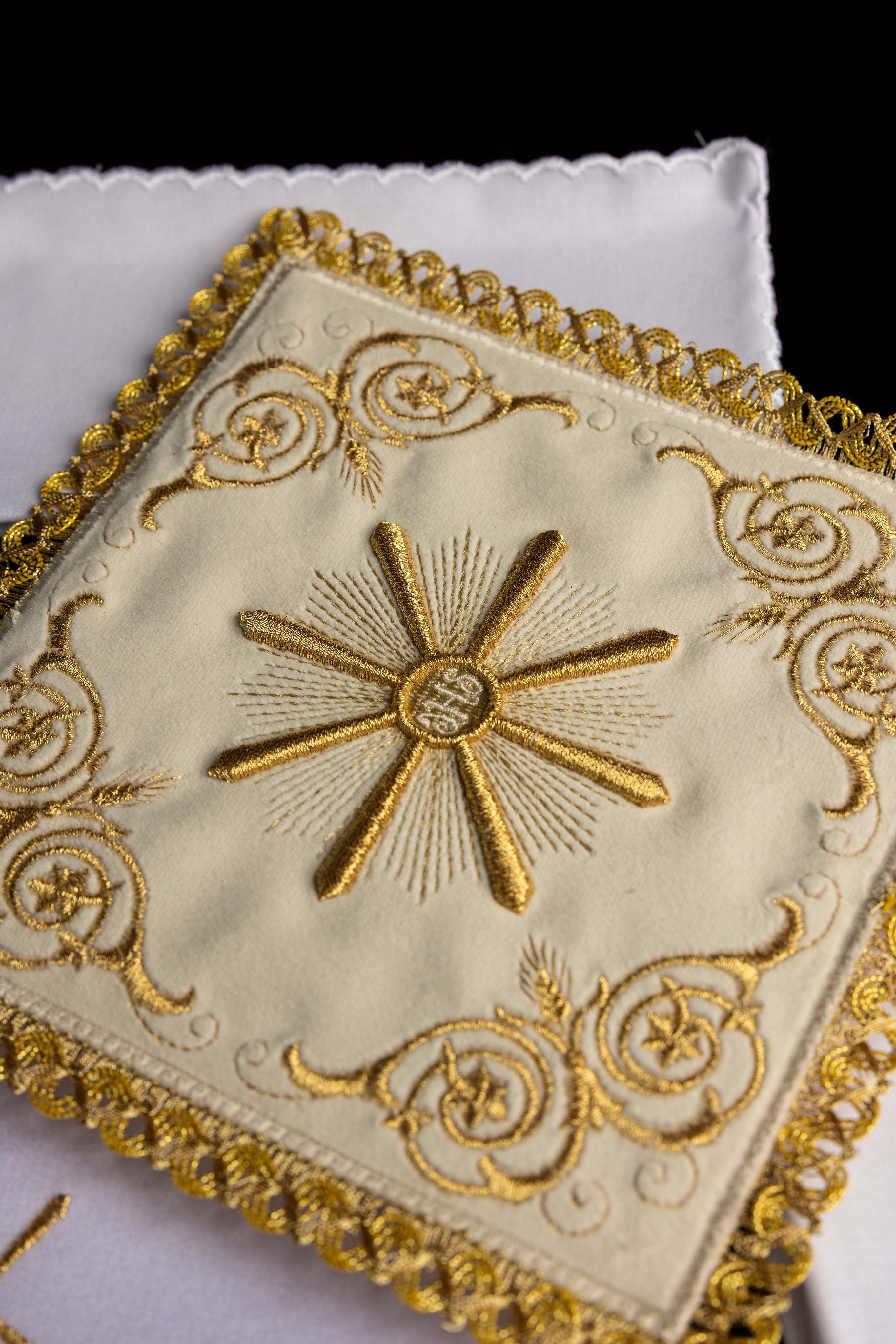 Servicio de altar bordado en terciopelo color ecru