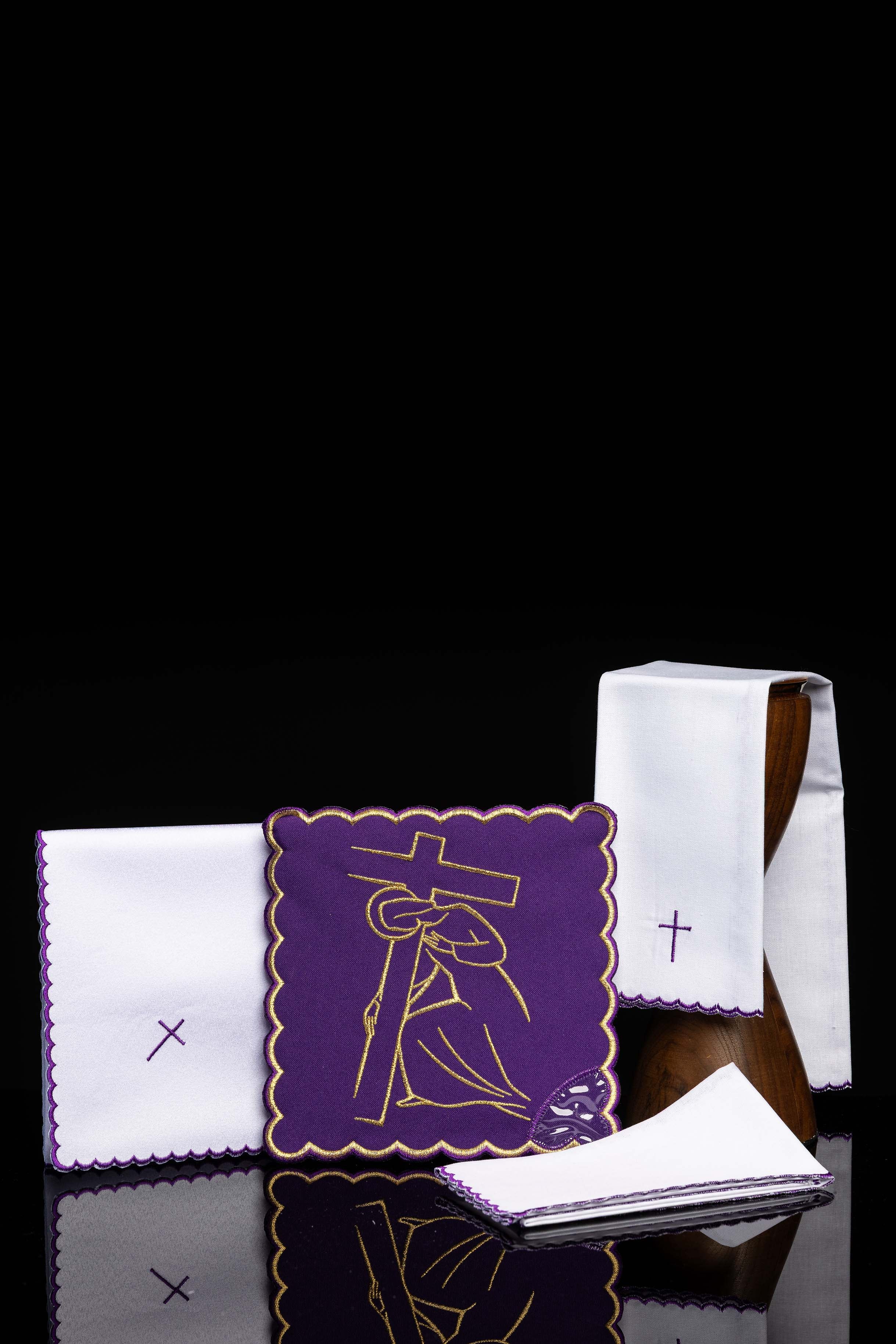 Servicio de altar bordado con el Vía Crucis