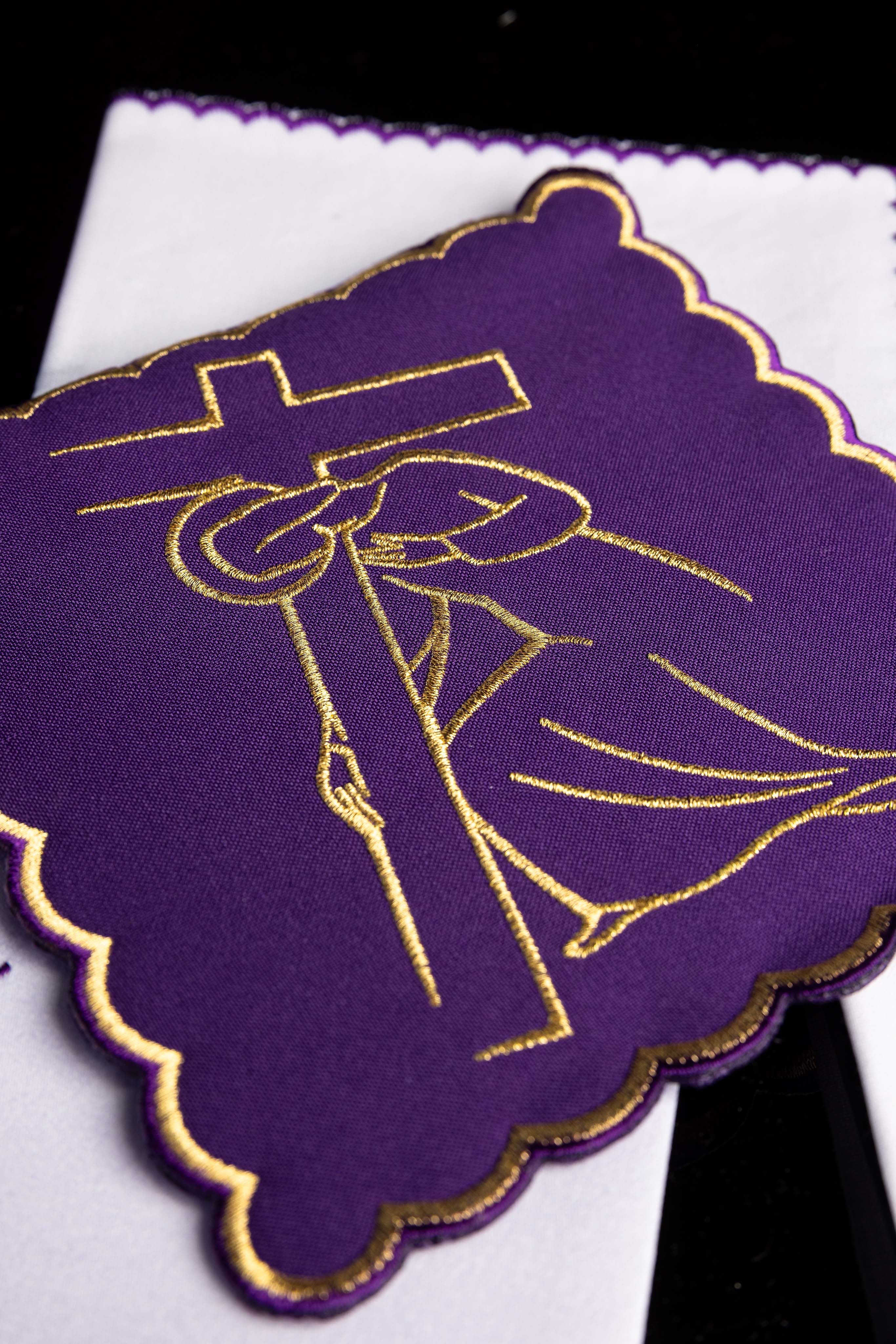 Servicio de altar bordado con el Vía Crucis