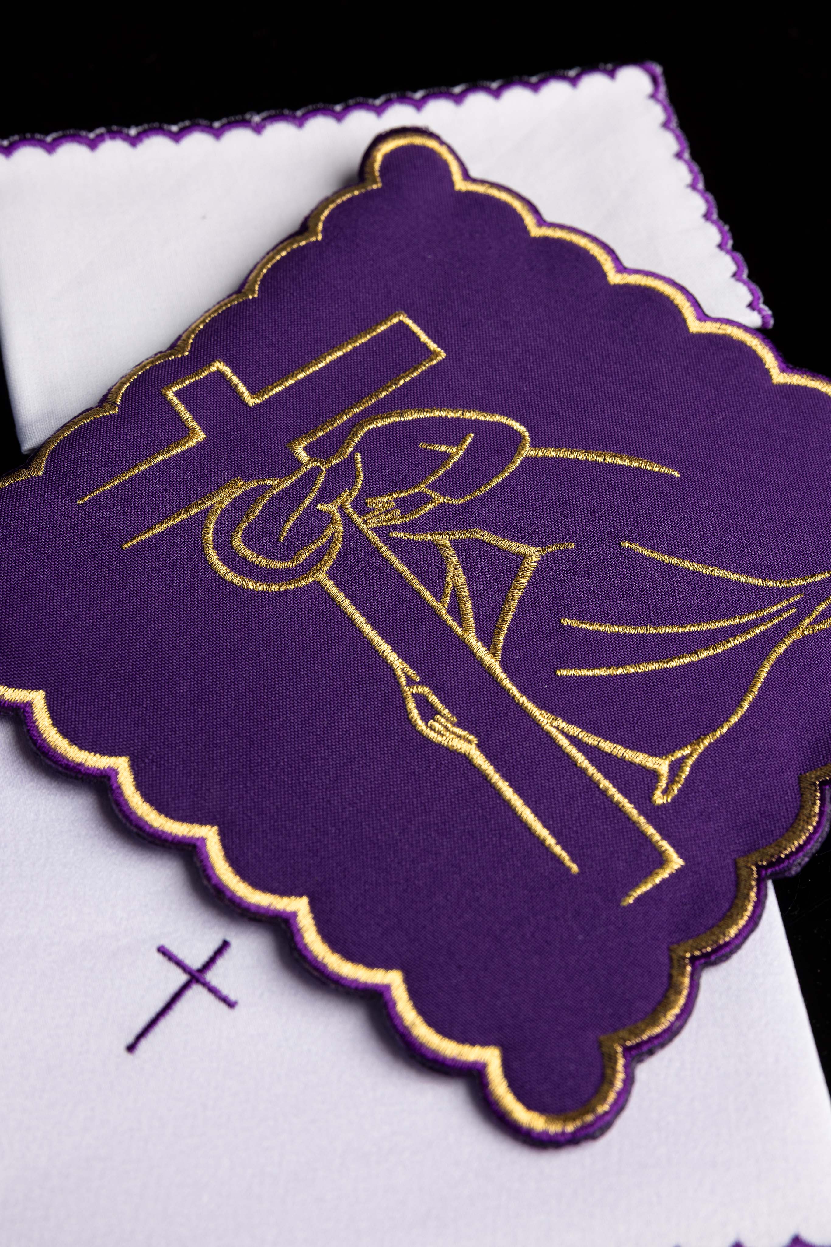Servicio de altar bordado con el Vía Crucis