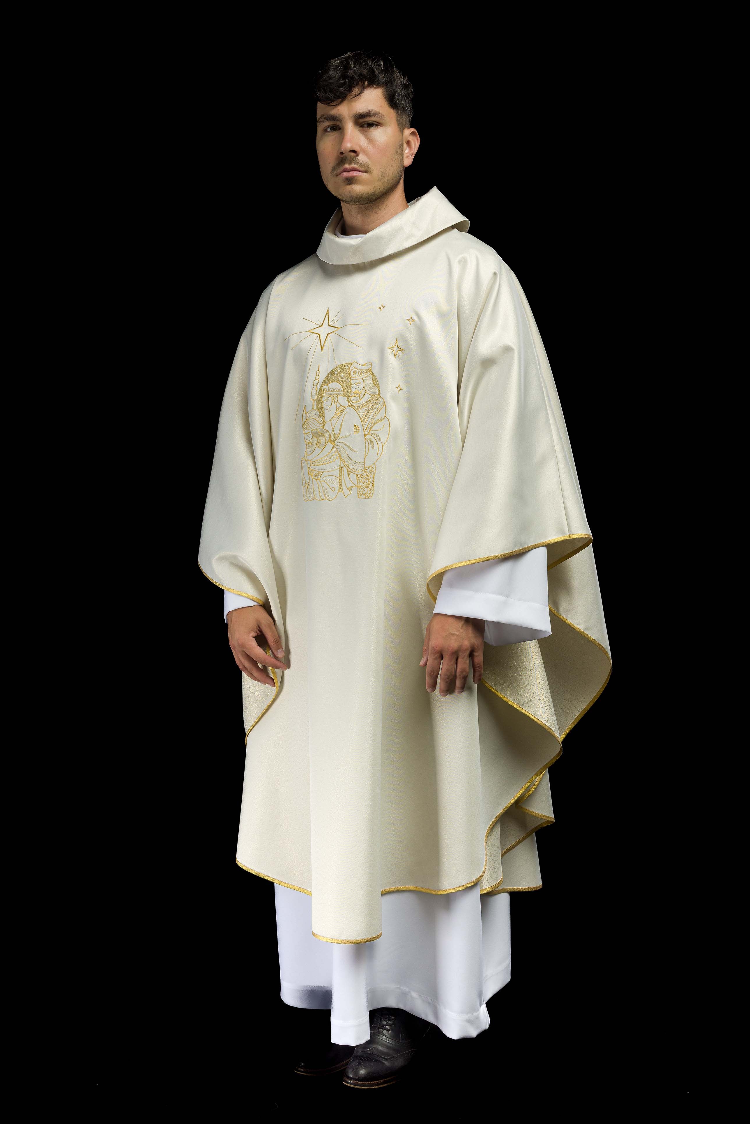 Casulla brillante con bordado dorado e imagen de los Reyes Magos
