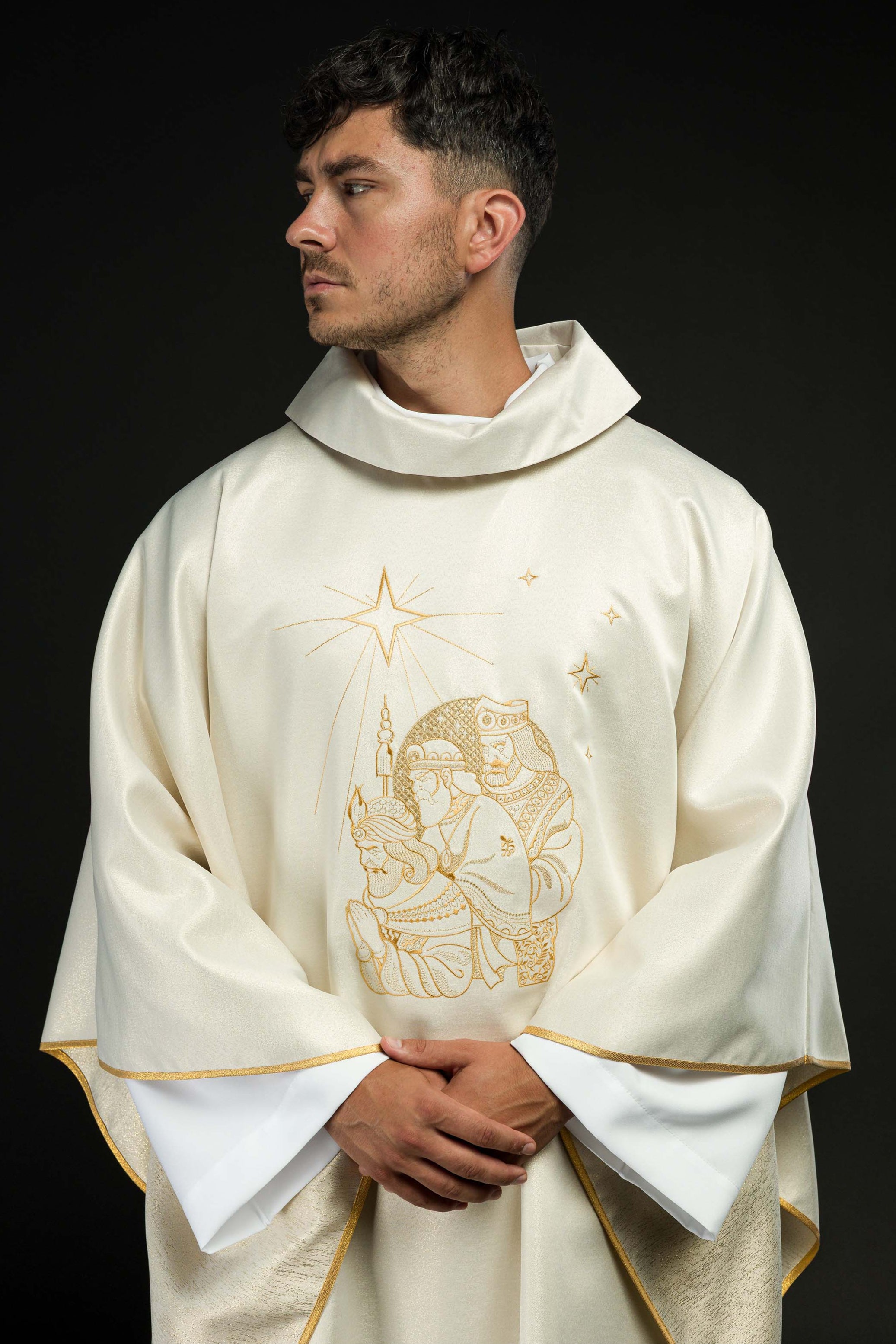 Casulla brillante con bordado dorado e imagen de los Reyes Magos