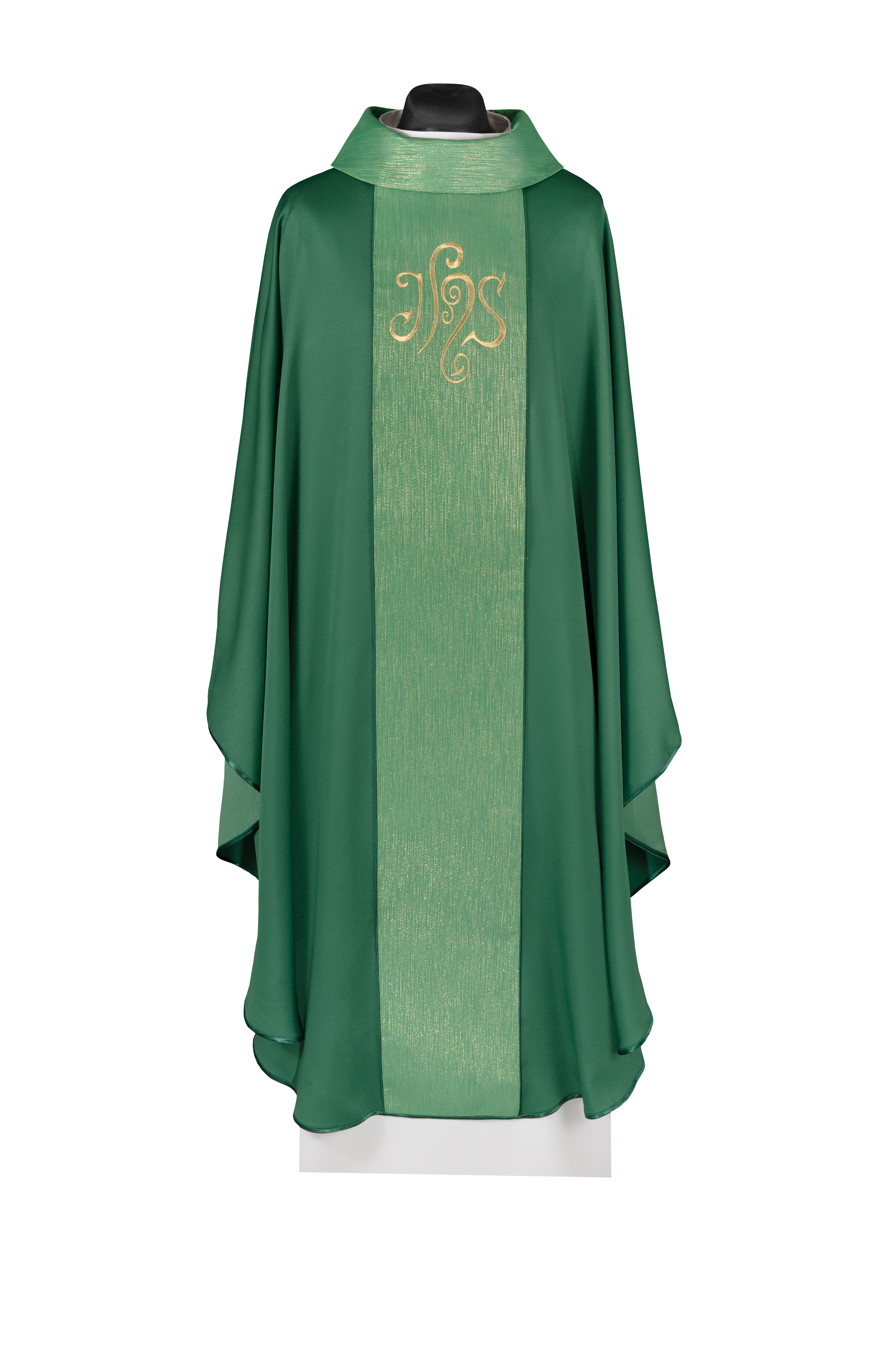 Casulla verde adornada con faja y bordado del símbolo IHS