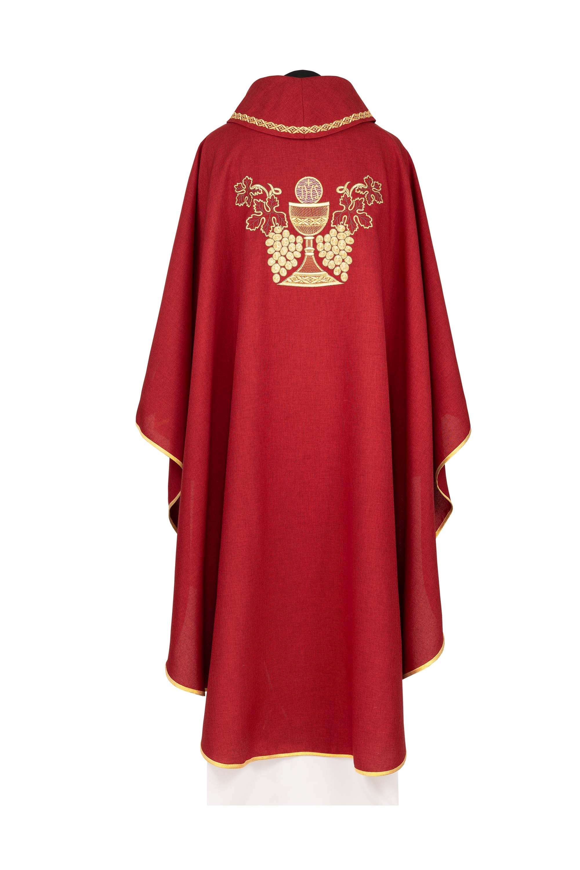 Casulla roja bordada con cáliz y racimo de uvas