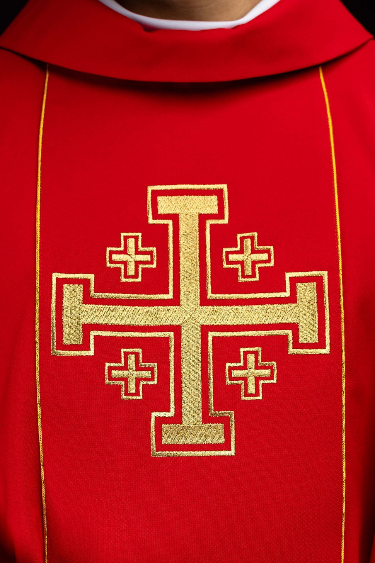 Casulla bordada de color rojo con banda y cruces de Jerusalén