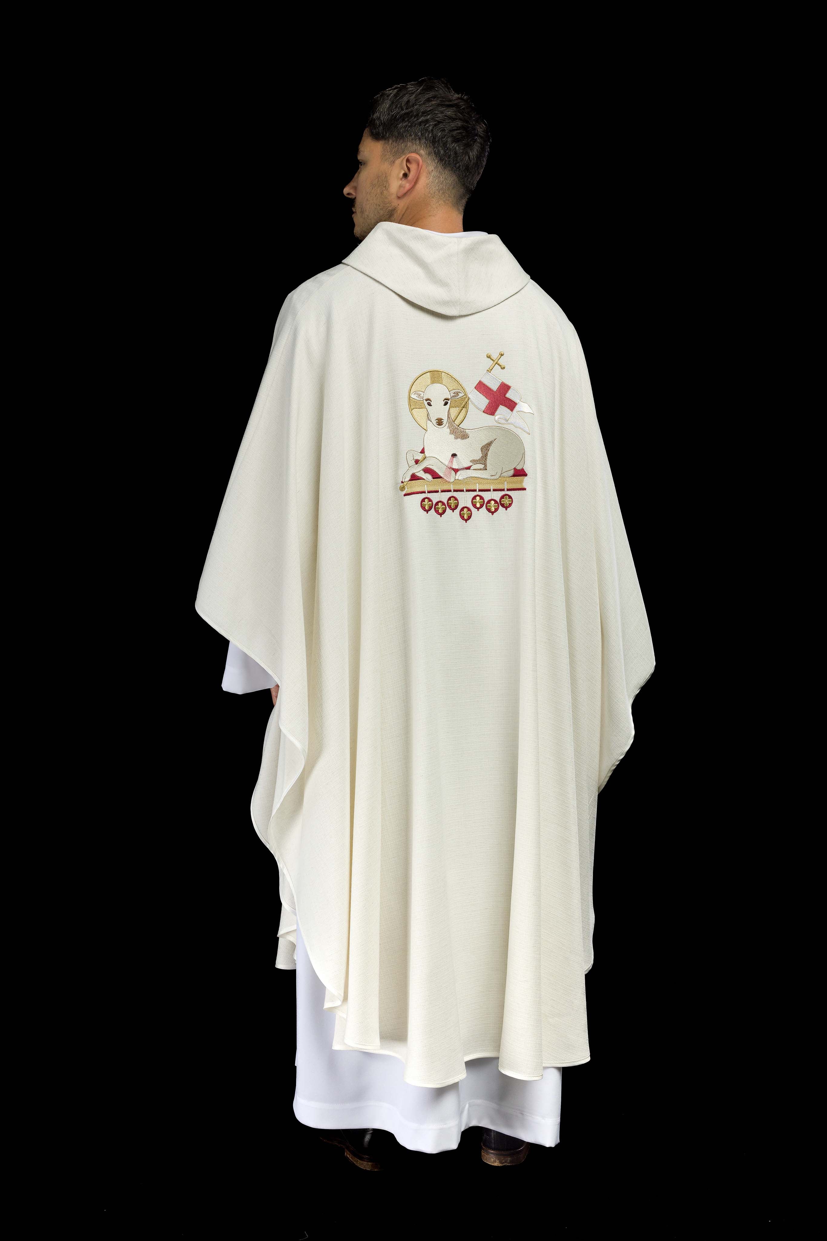 Casulla de Pascua hecha de tela natural con cordero bordado
