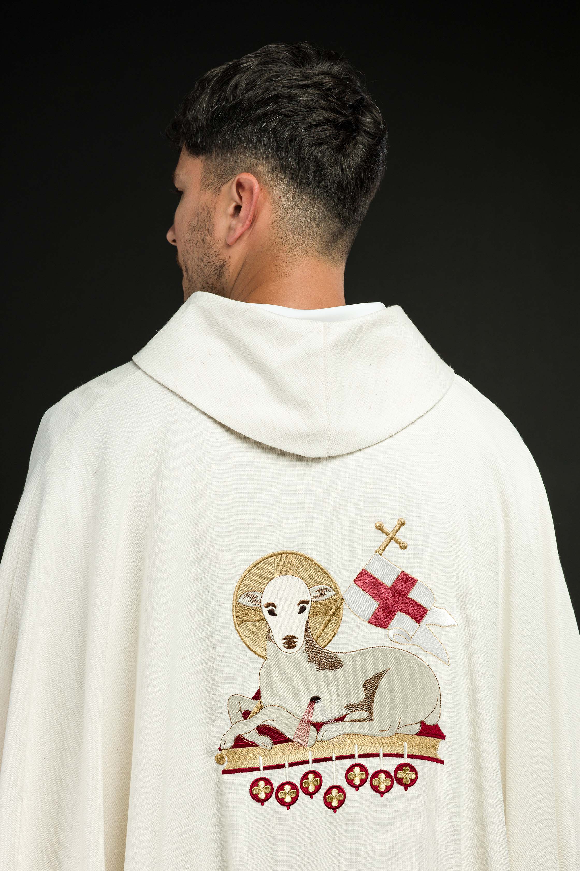 Casulla de Pascua hecha de tela natural con cordero bordado