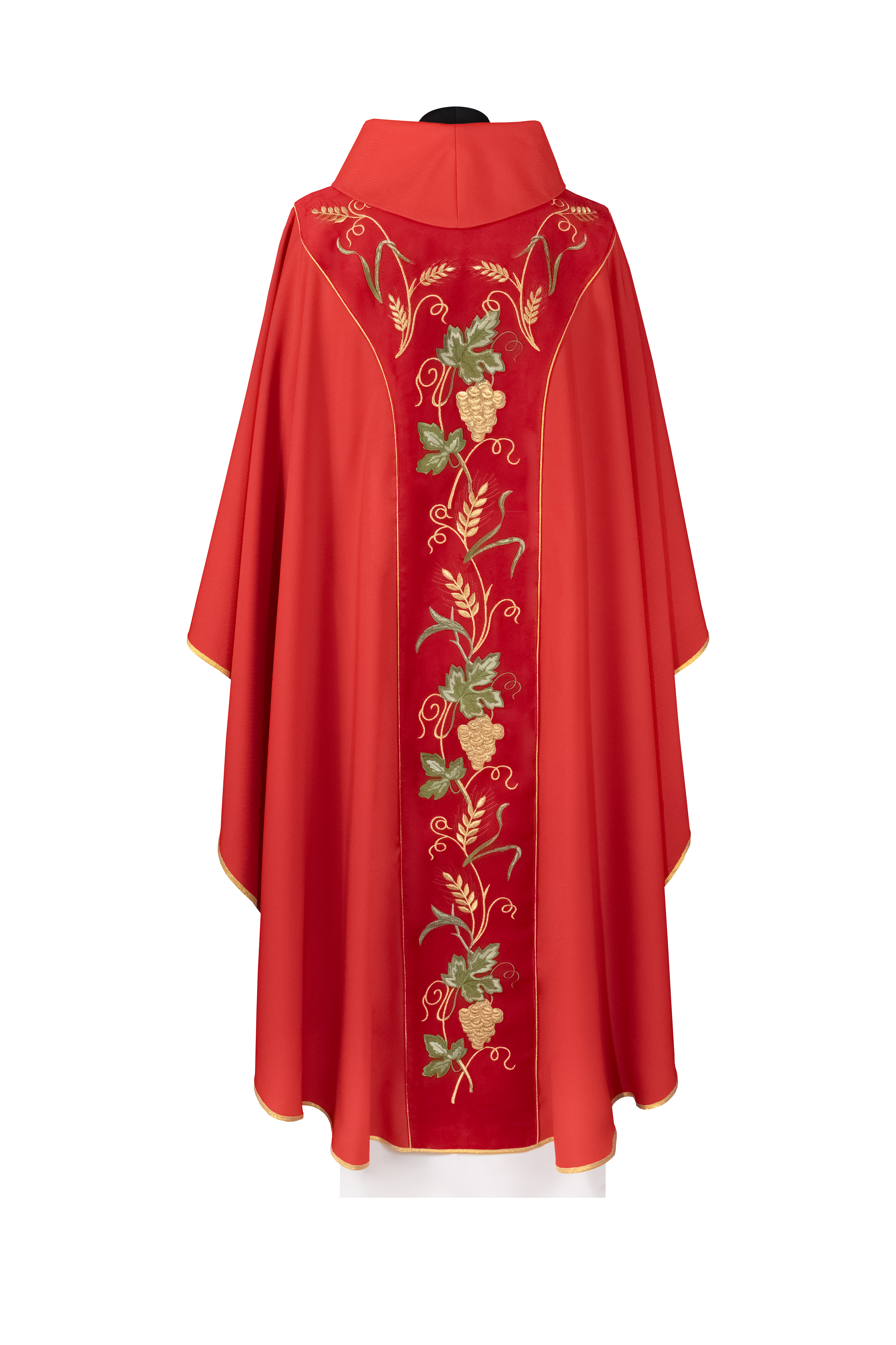 Casulla con faja de terciopelo rojo y bordado del símbolo IHS