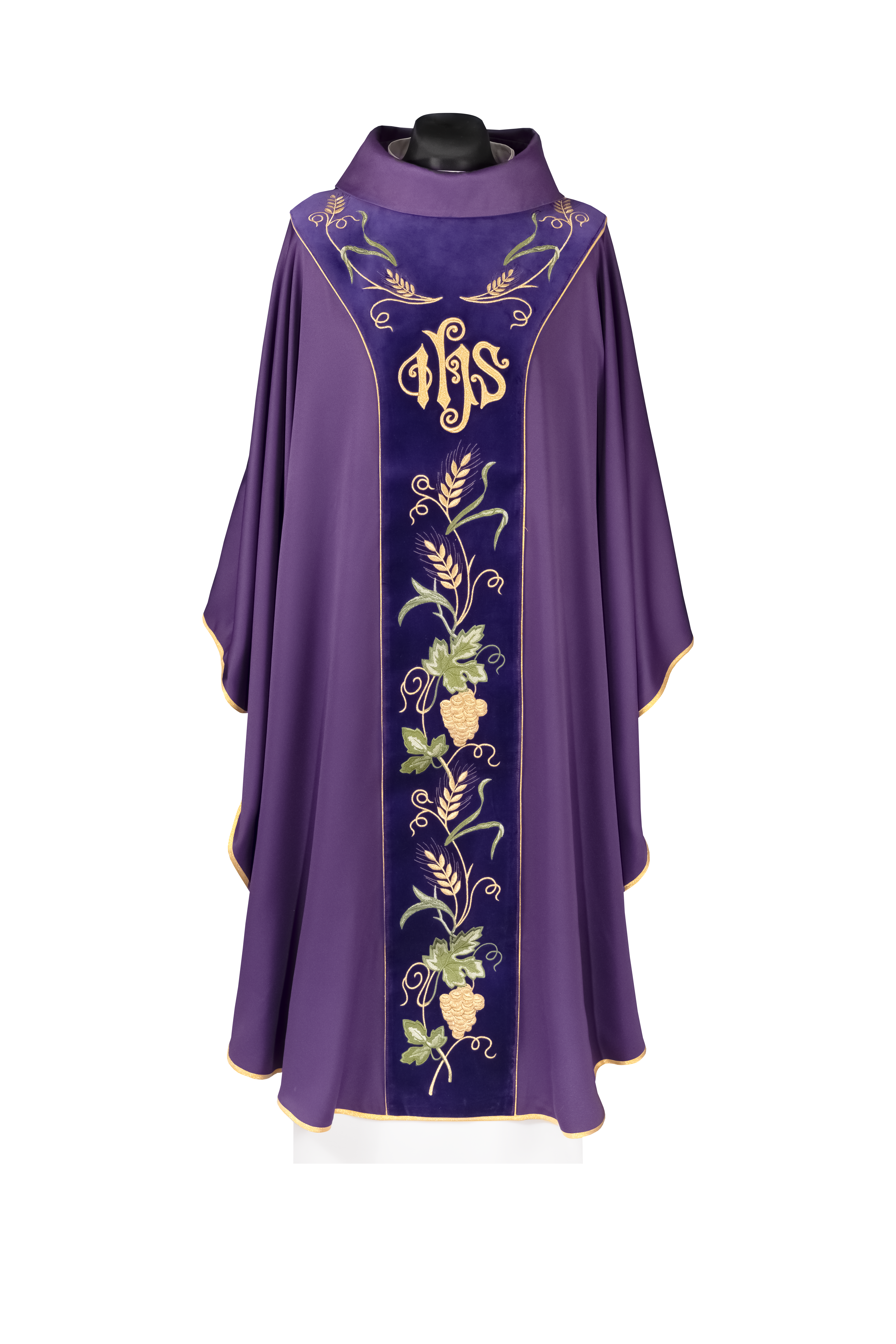Casulla con faja de terciopelo morada y bordado del símbolo IHS