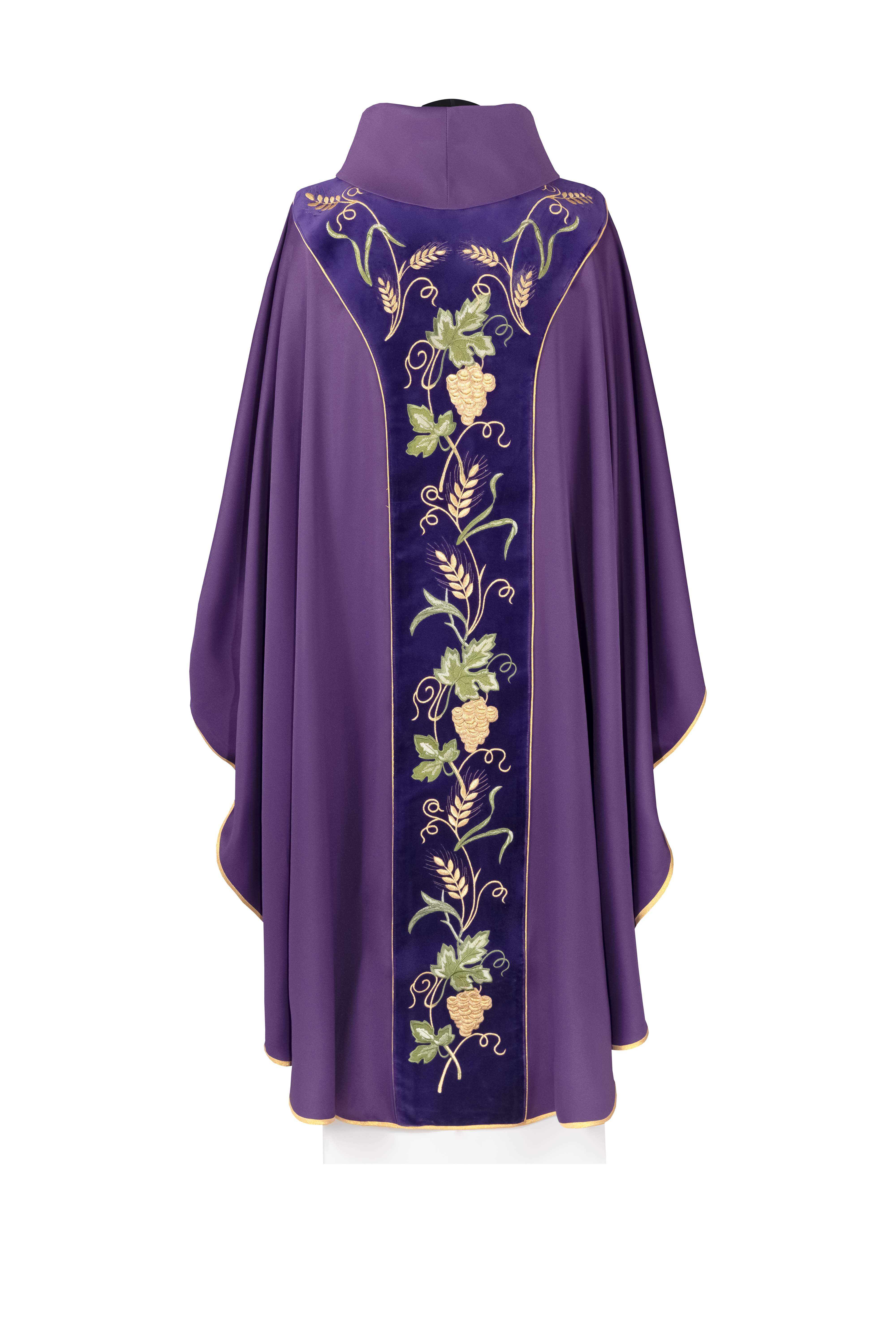 Casulla con faja de terciopelo morada y bordado del símbolo IHS