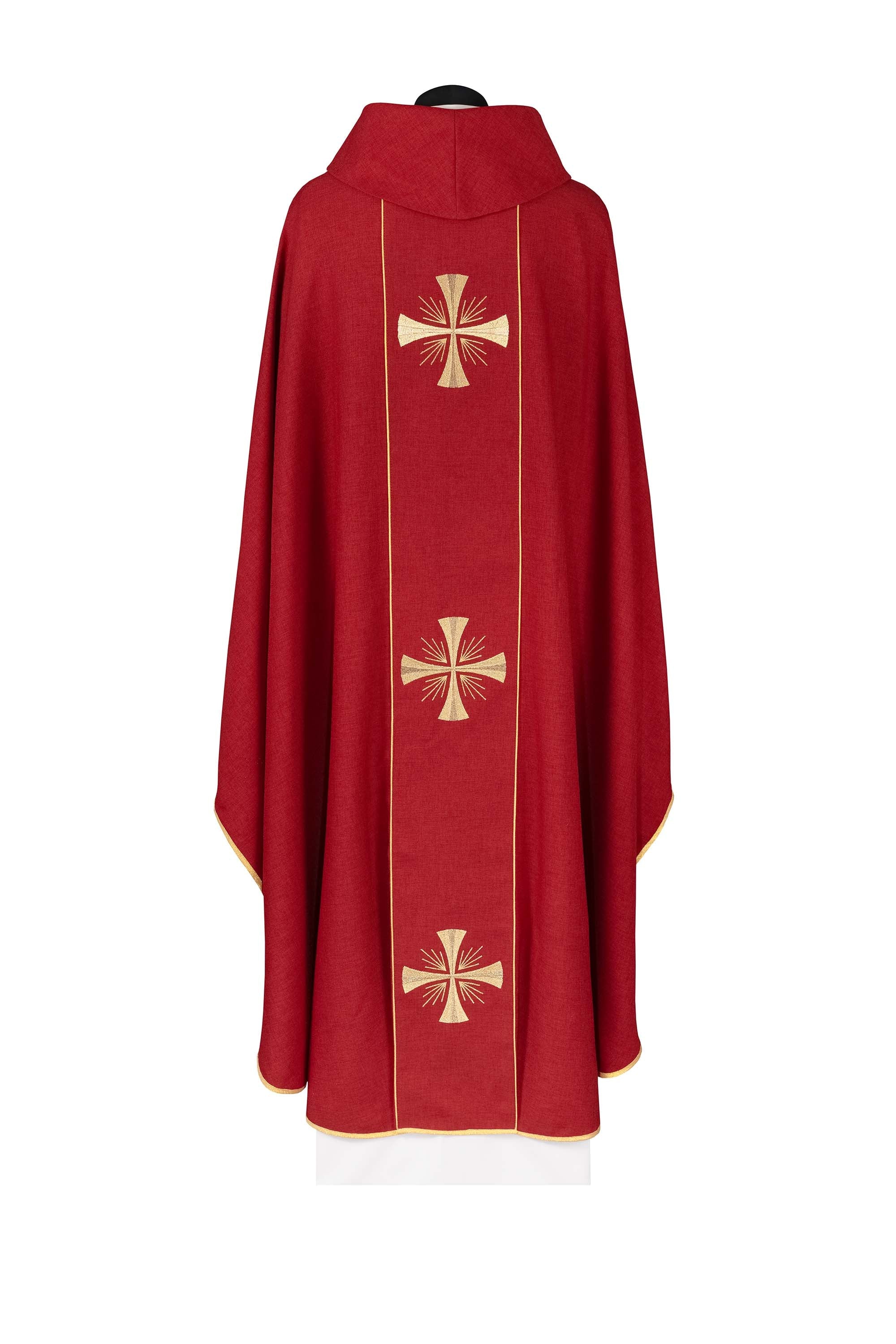 Casulla con faja roja y bordado de cruces