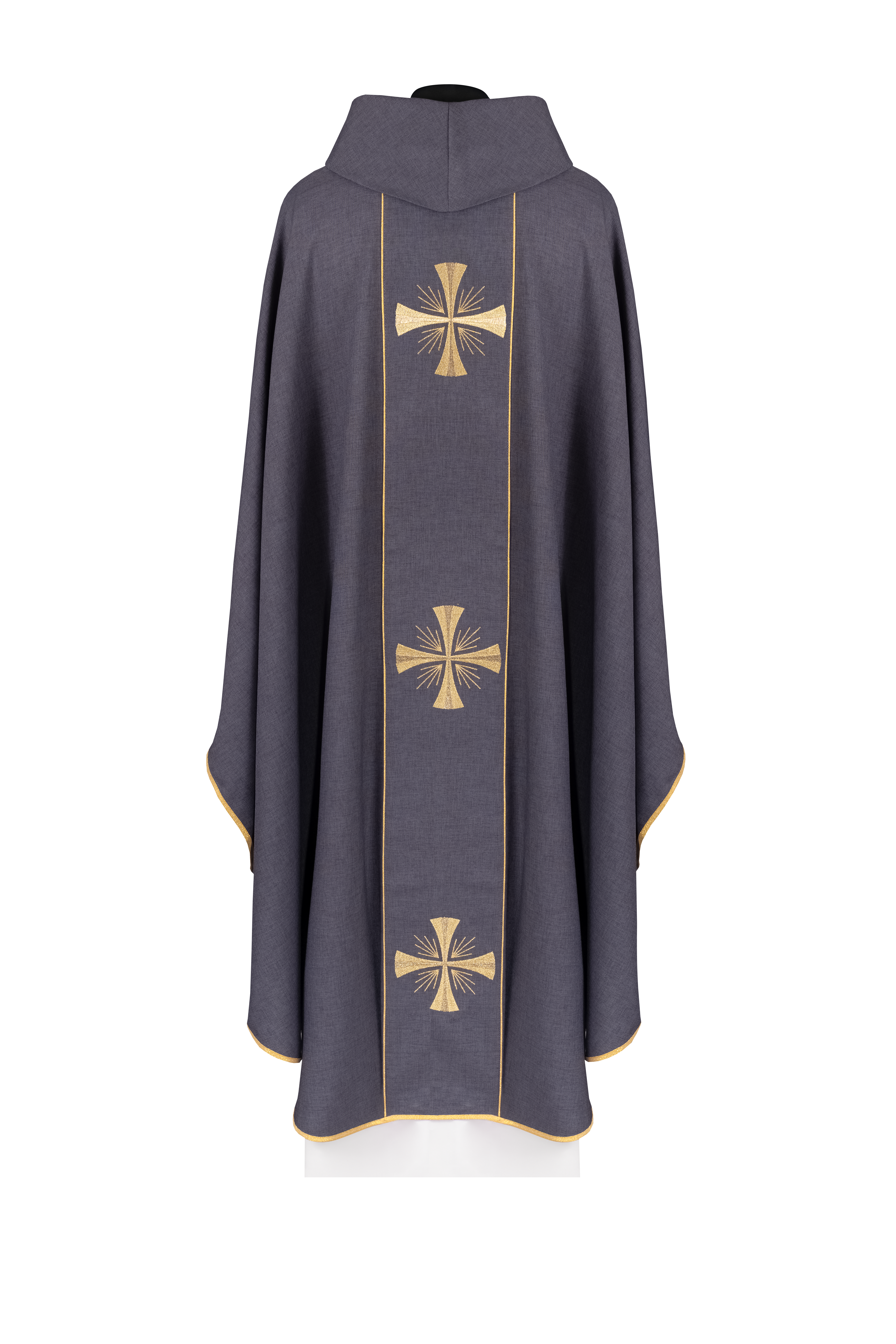Casulla con faja morada y bordado de cruces