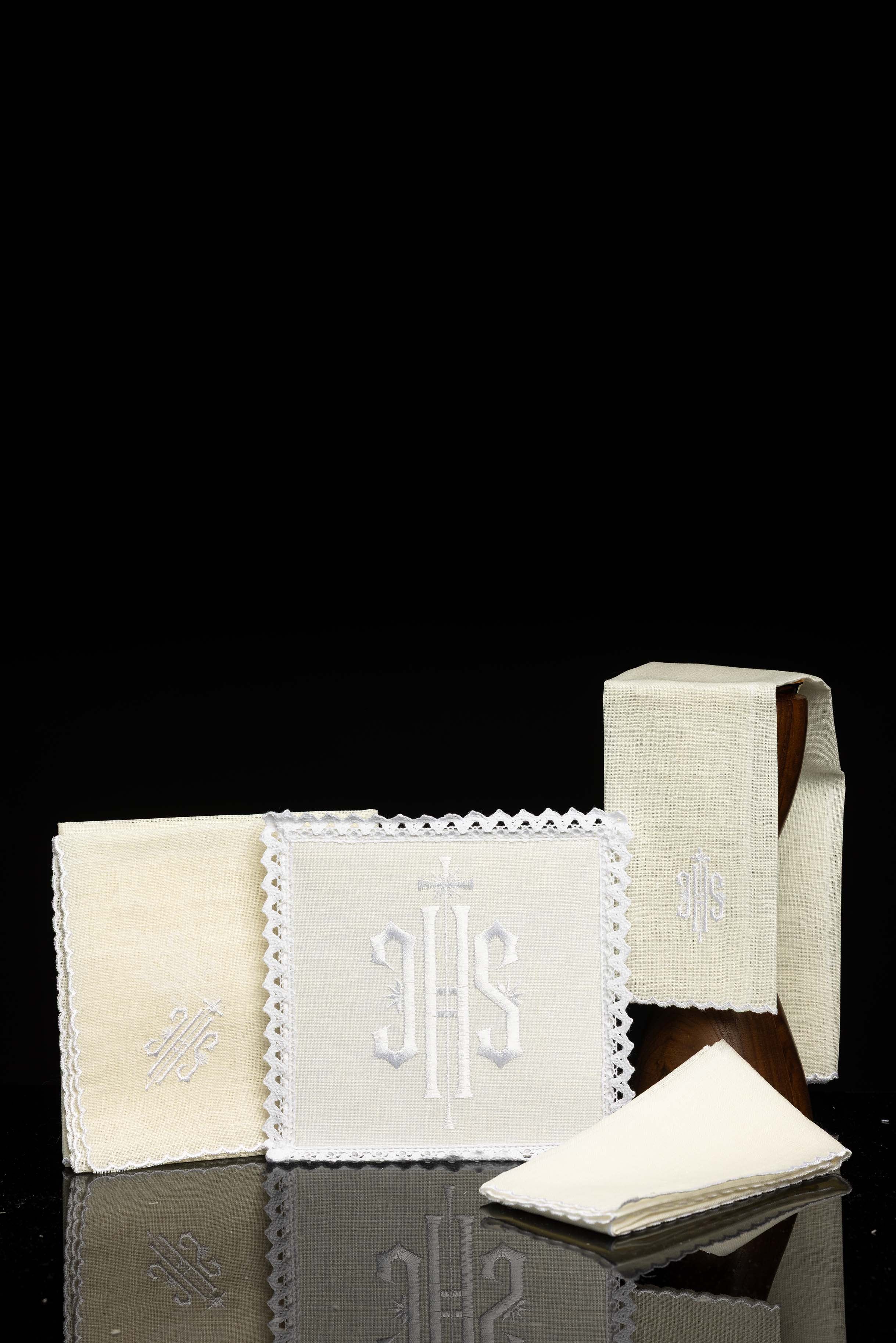Juego de altar lino con bordado blanco IHS