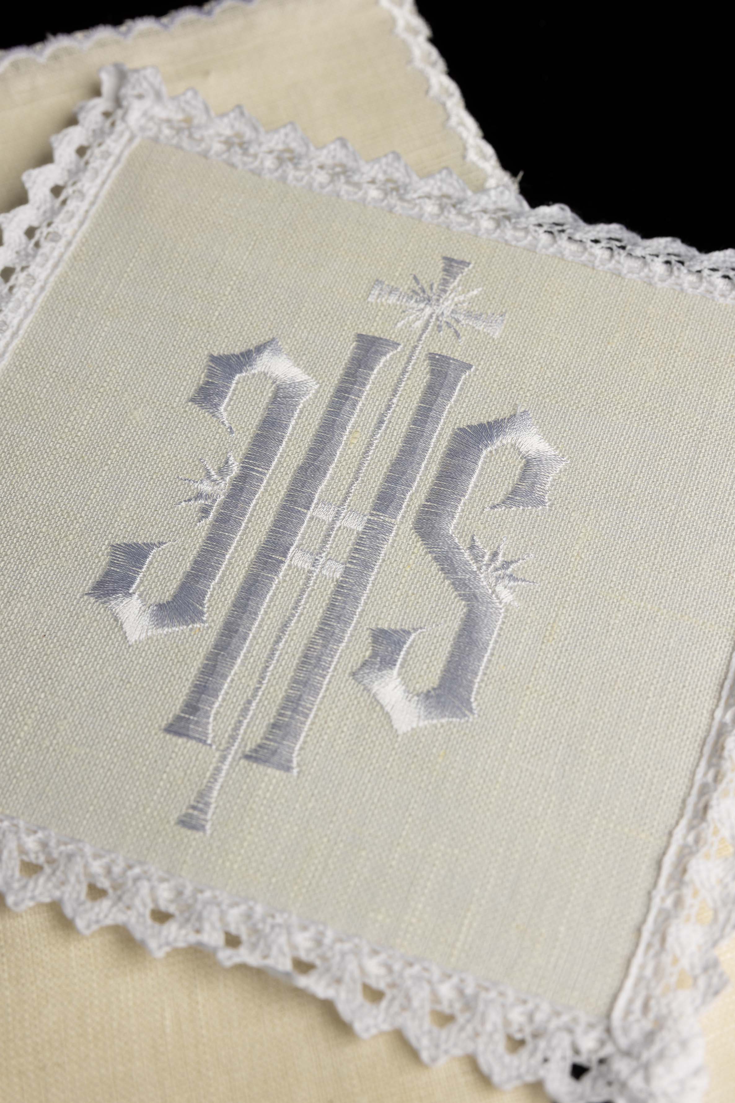 Juego de altar lino con bordado blanco IHS