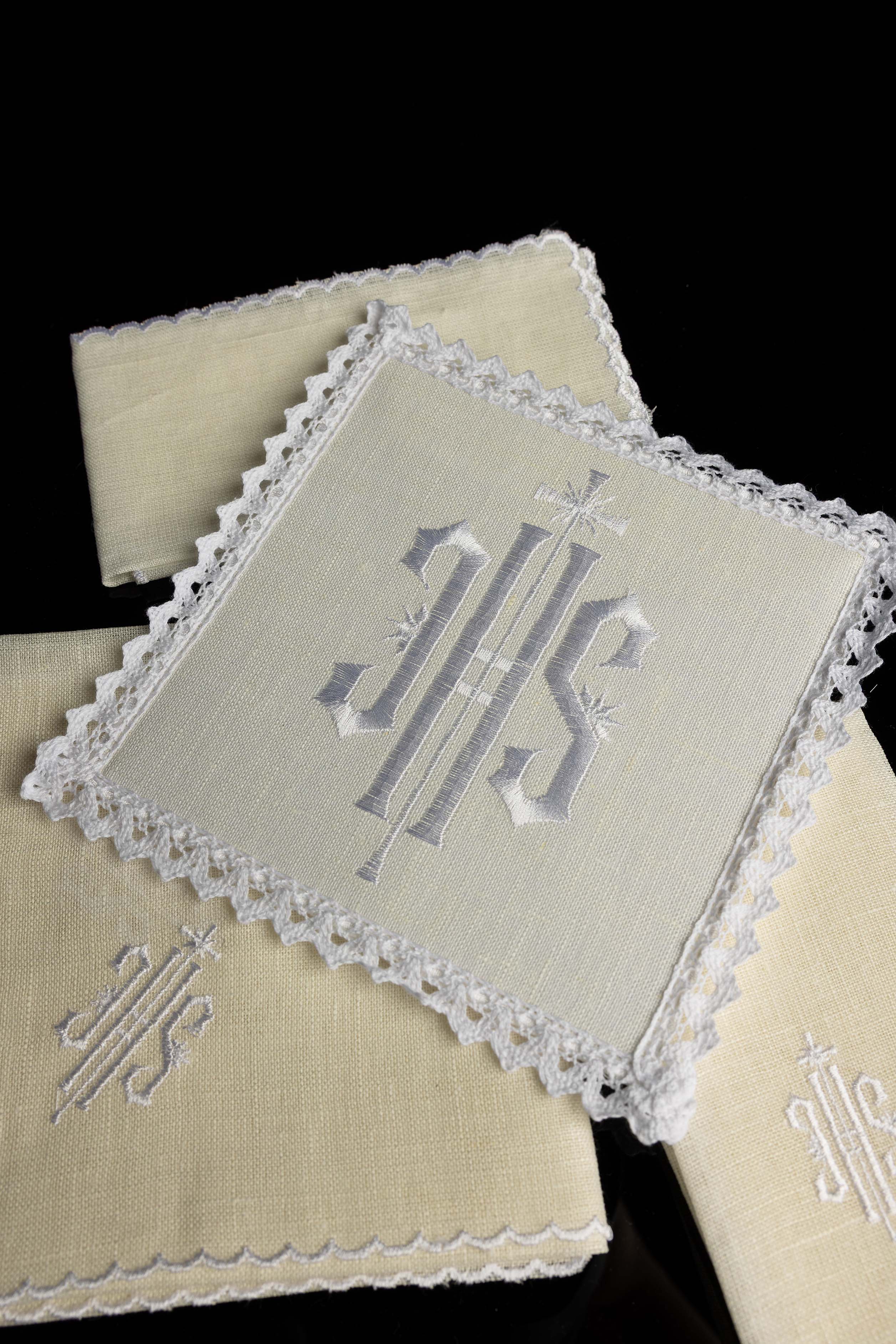 Juego de altar lino con bordado blanco IHS