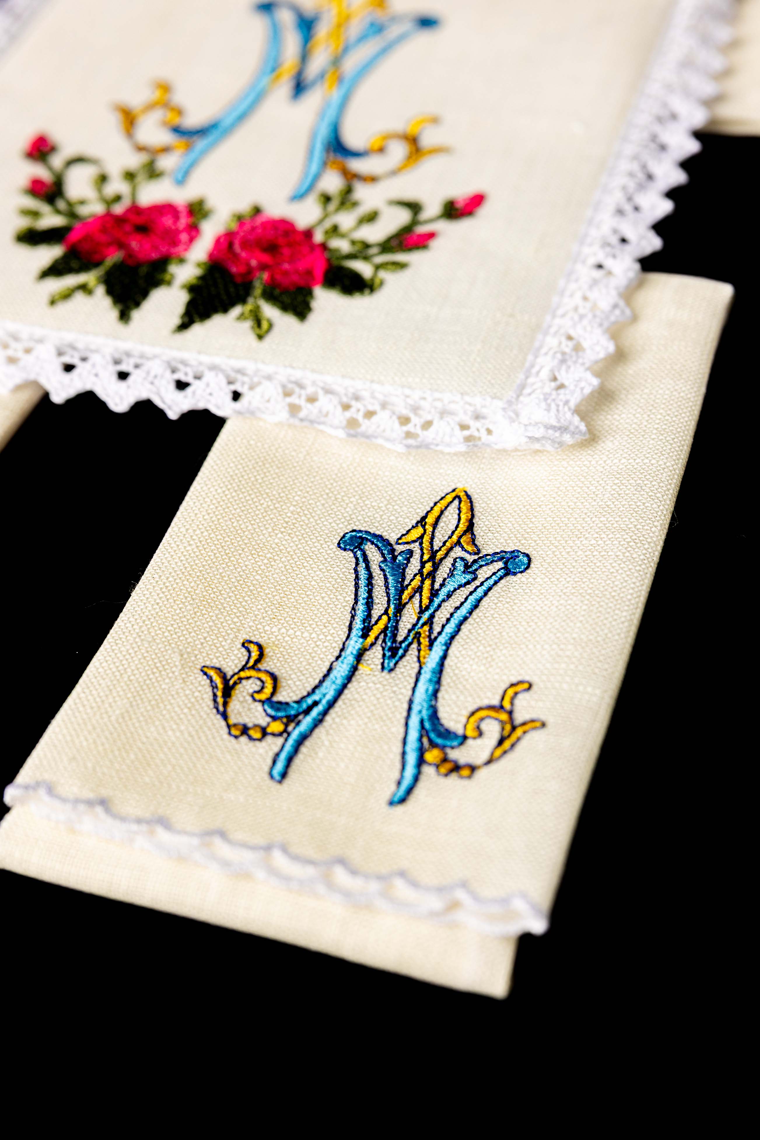 Servicio de altar lino con bordado Mariano colorido