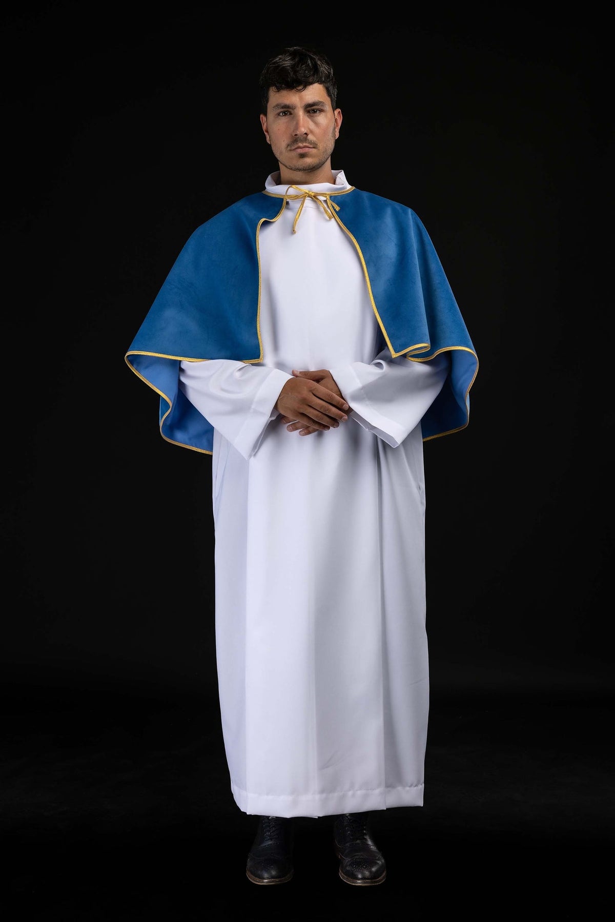 Capa de monaguillo de terciopelo azul con cordón dorado