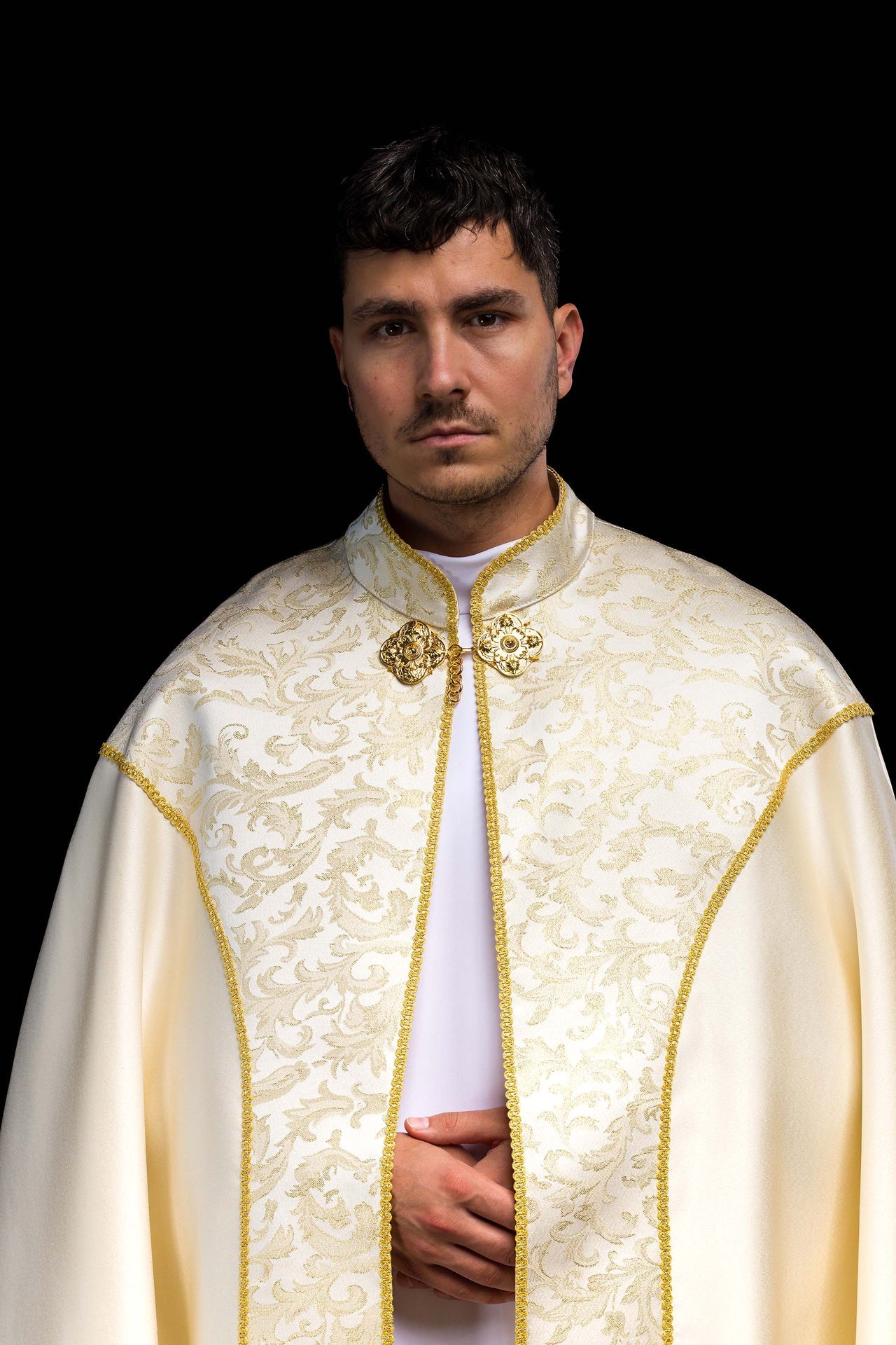 Capa bordada decorada con tejido jacquard en color ecru