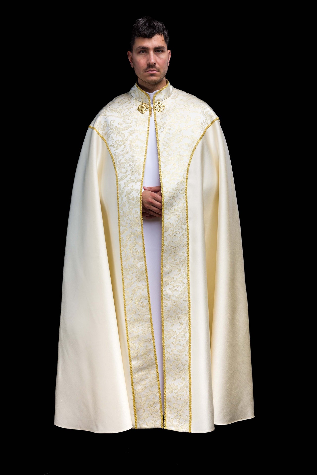 Capa bordada decorada con tejido jacquard en color ecru