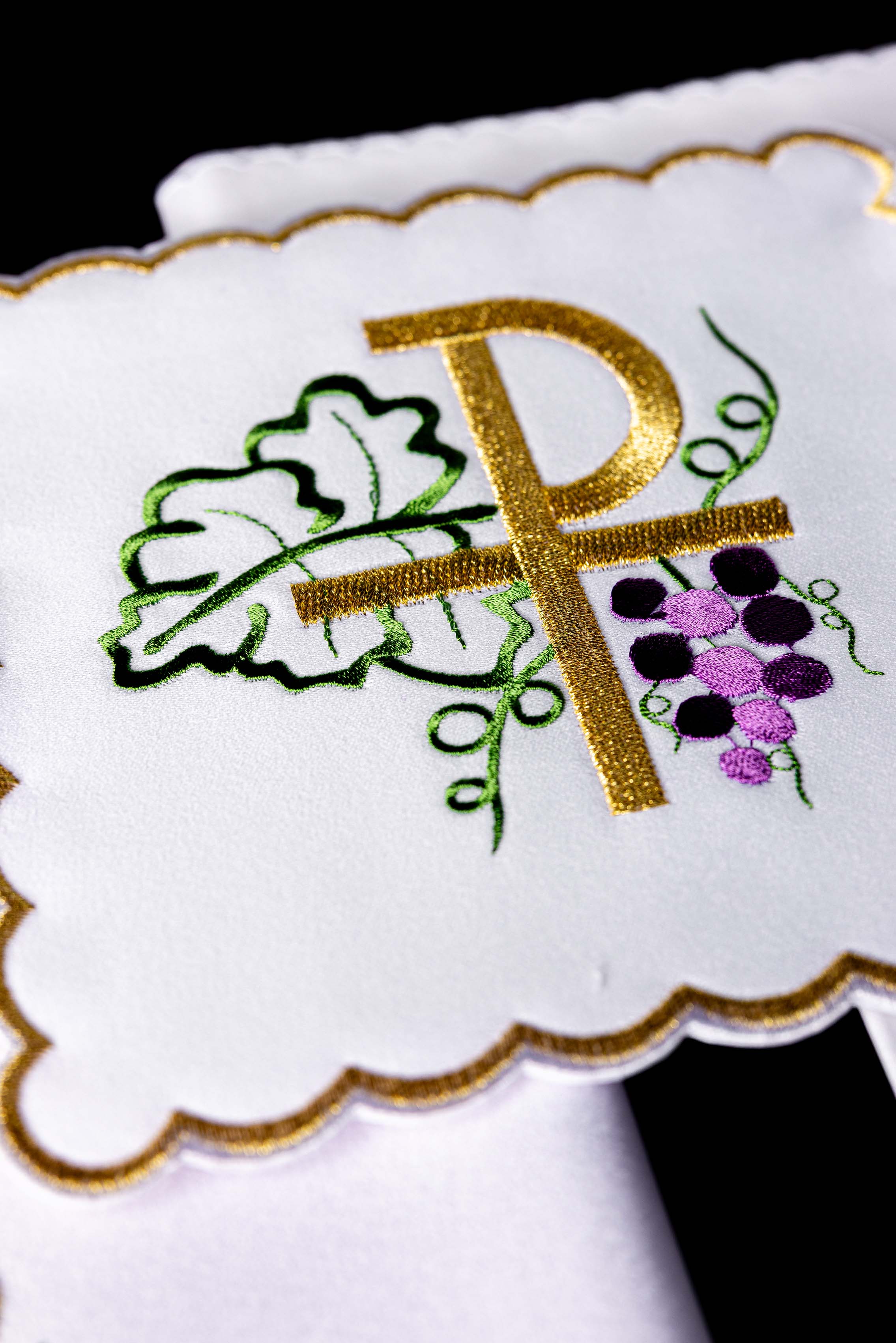 Servicio de altar con bordado PAX y Uvas