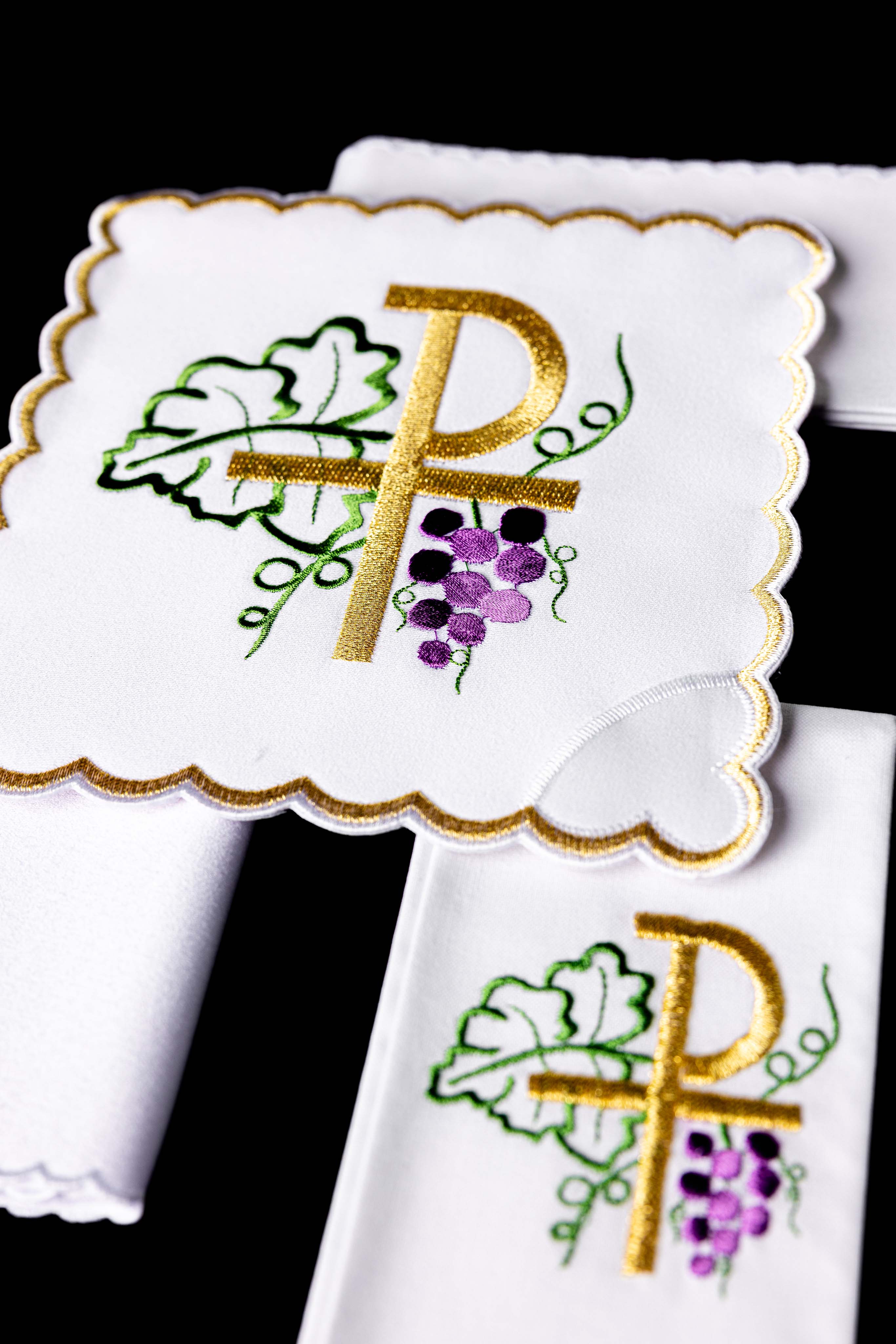 Servicio de altar con bordado PAX y Uvas