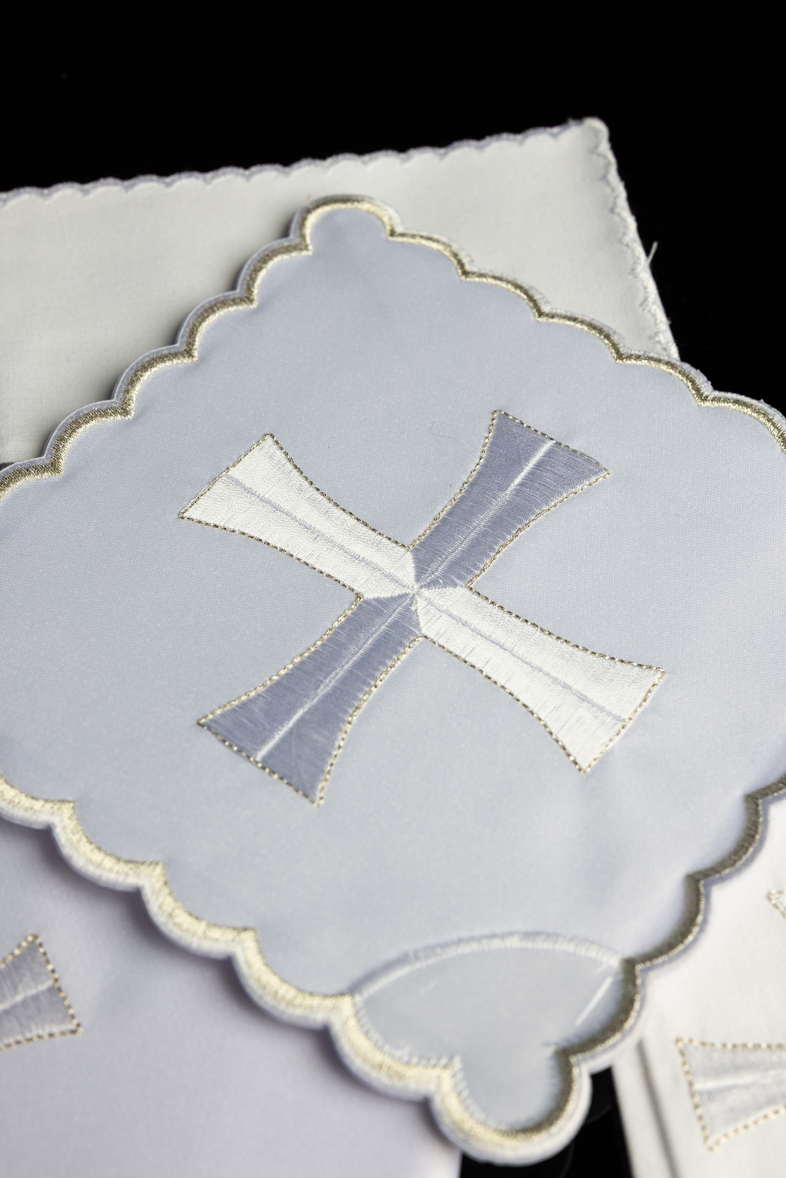 Juego de altar bordado con ribete plateado