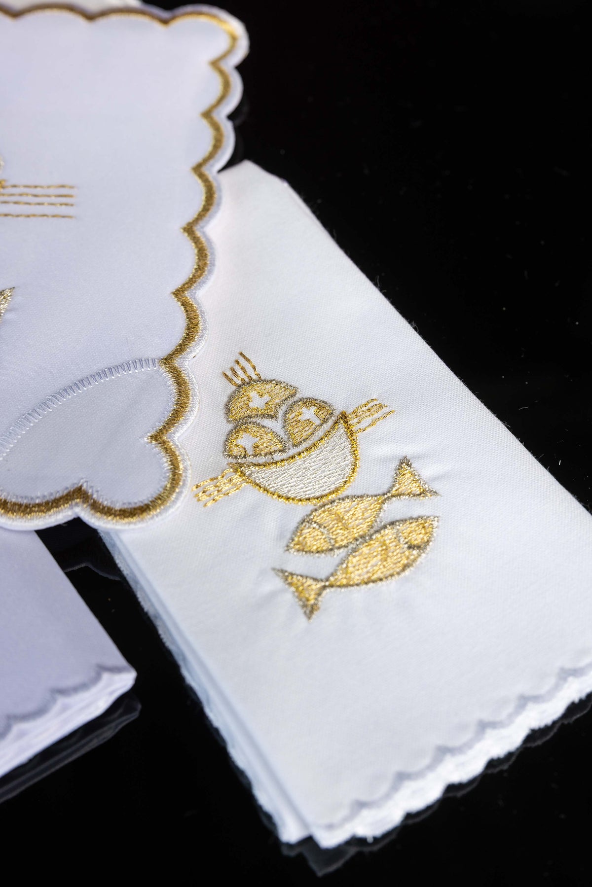Juego de altar Pez, detalle de la pieza blanca con símbolo eucarístico bordado