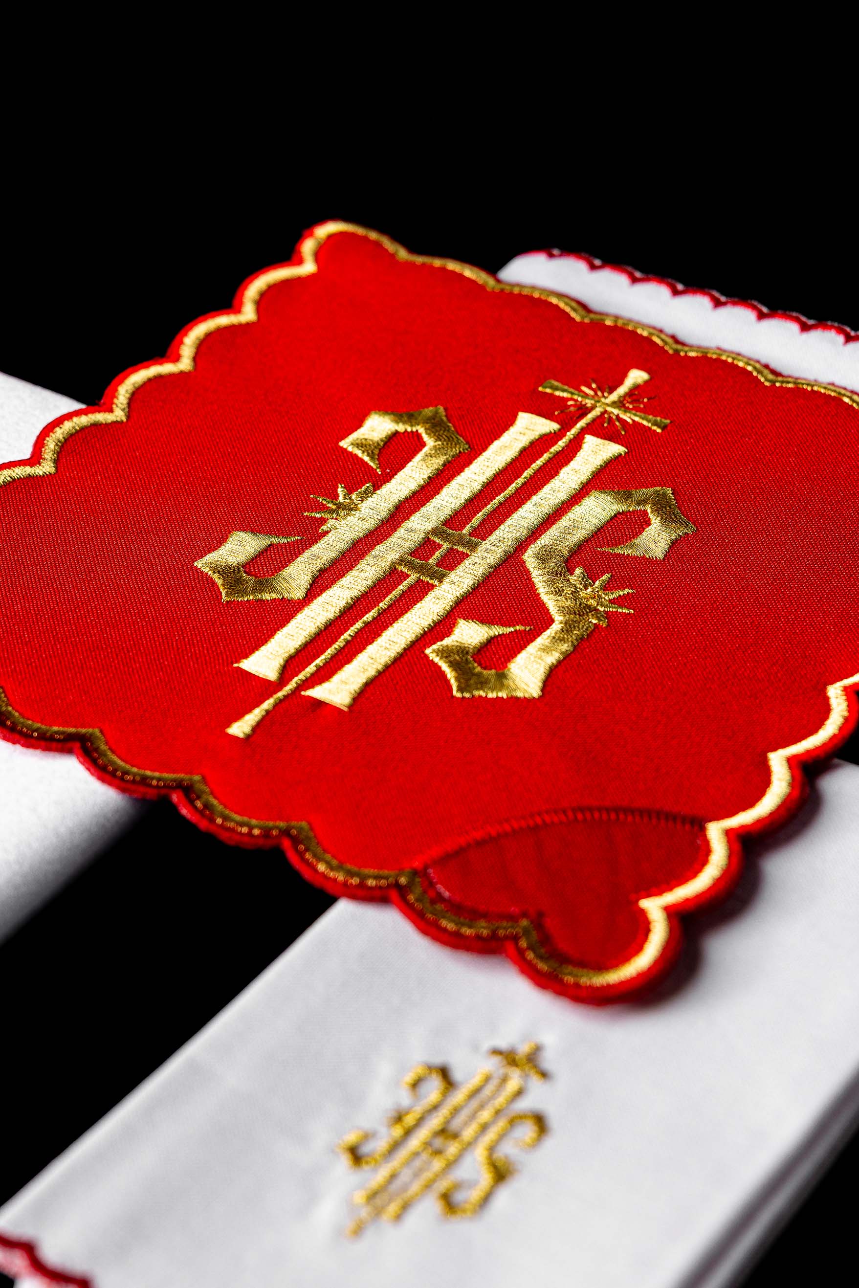 Servicio de altar con bordado IHS rojo