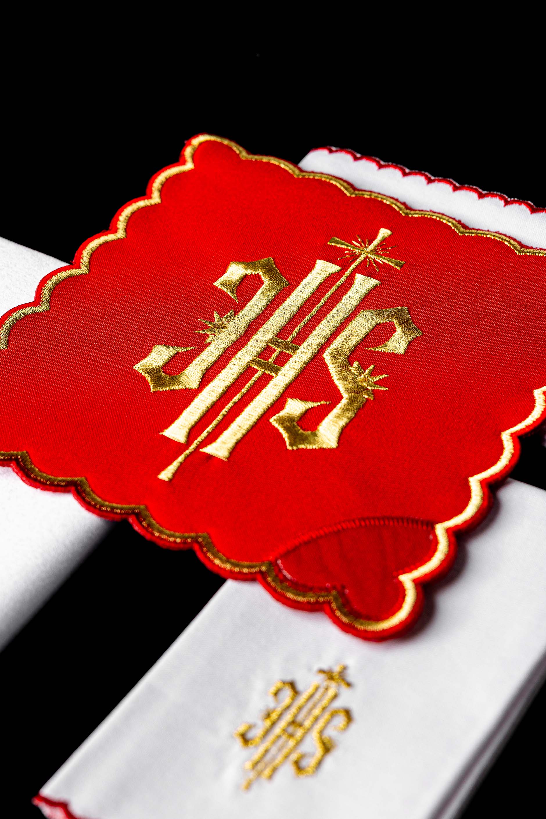 Servicio de altar con bordado IHS rojo