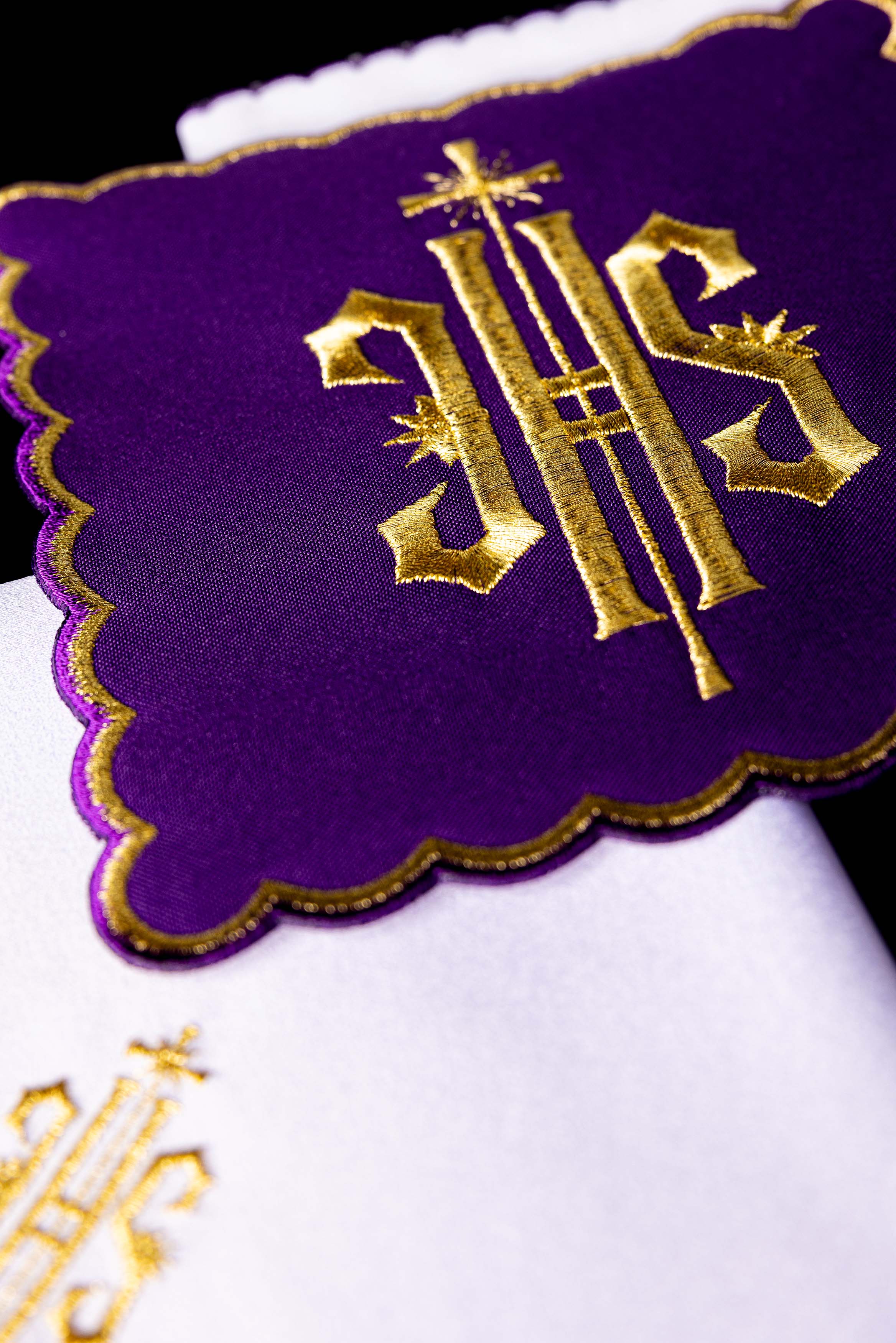 Servicio de altar con bordado IHS morado