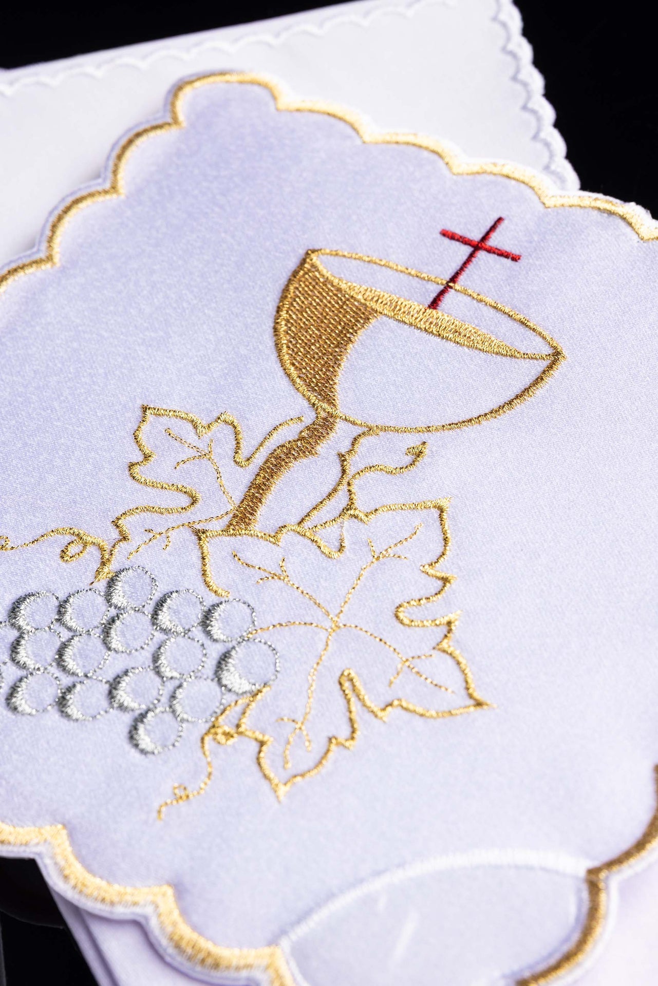 Bielizna kielichowa haftowana z symbolem kielicha i winogrona - ORNATY.PL