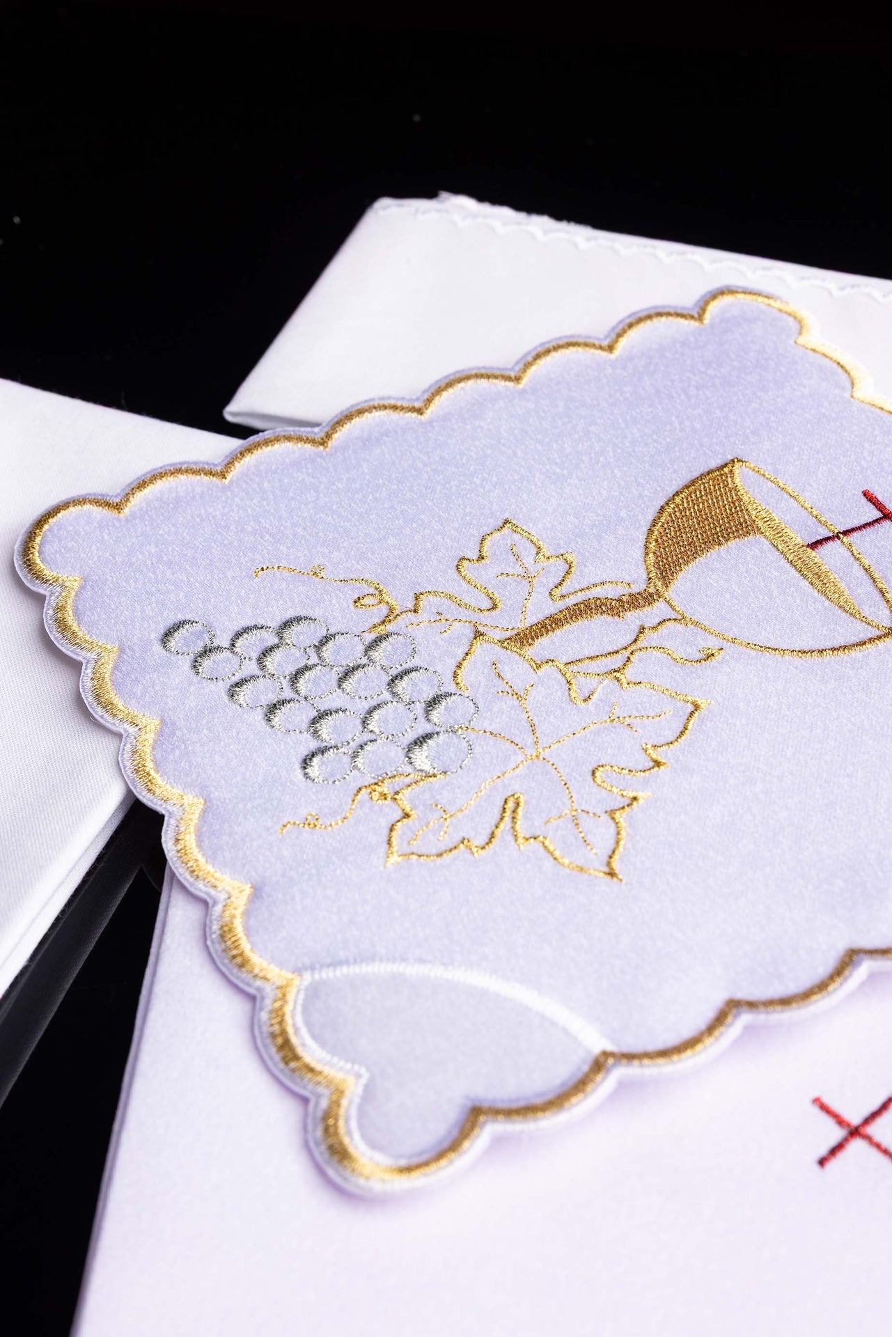 Bielizna kielichowa haftowana z symbolem kielicha i winogrona - ORNATY.PL