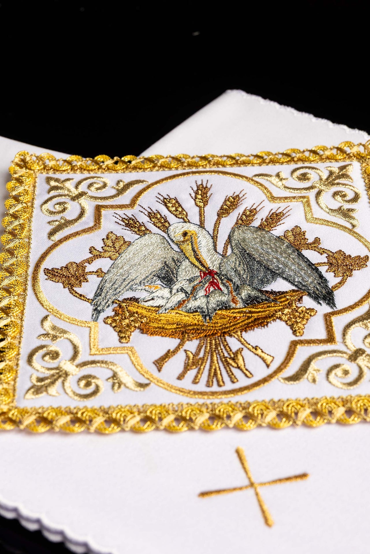 Bielizna kielichowa haftowana z wizerunkiem Pelikana - ORNATY.PL