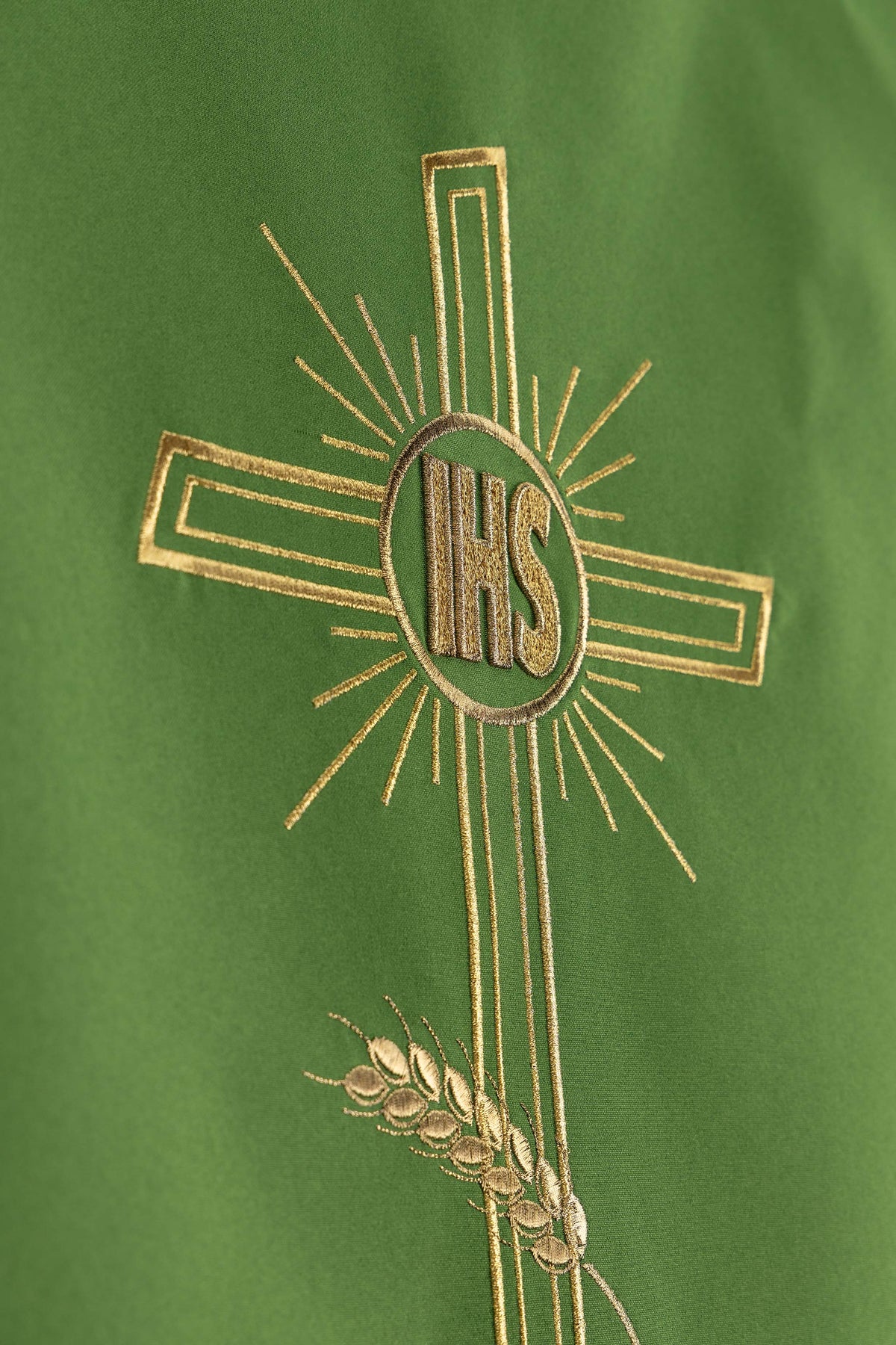Paño verde para atril con motivo de cruz bordada