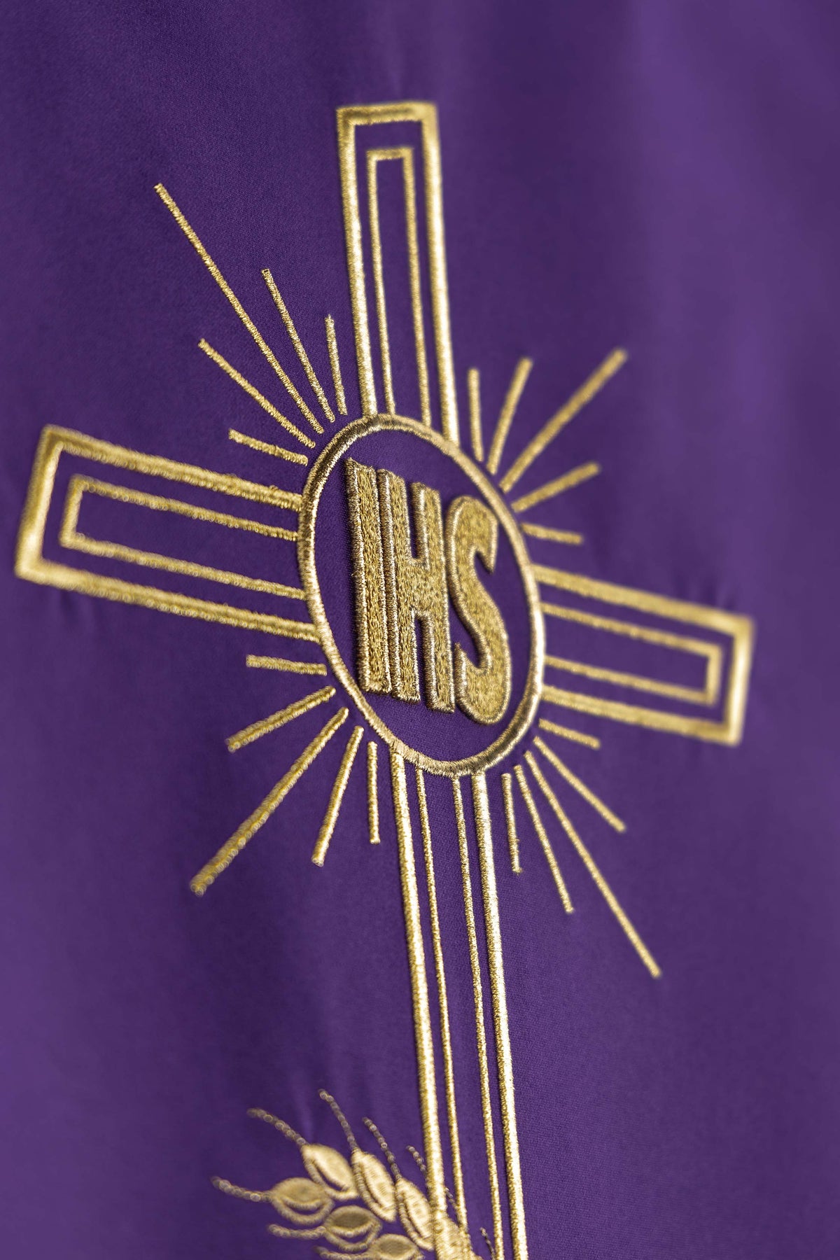 Paño violeta para atril con motivo de cruz bordada