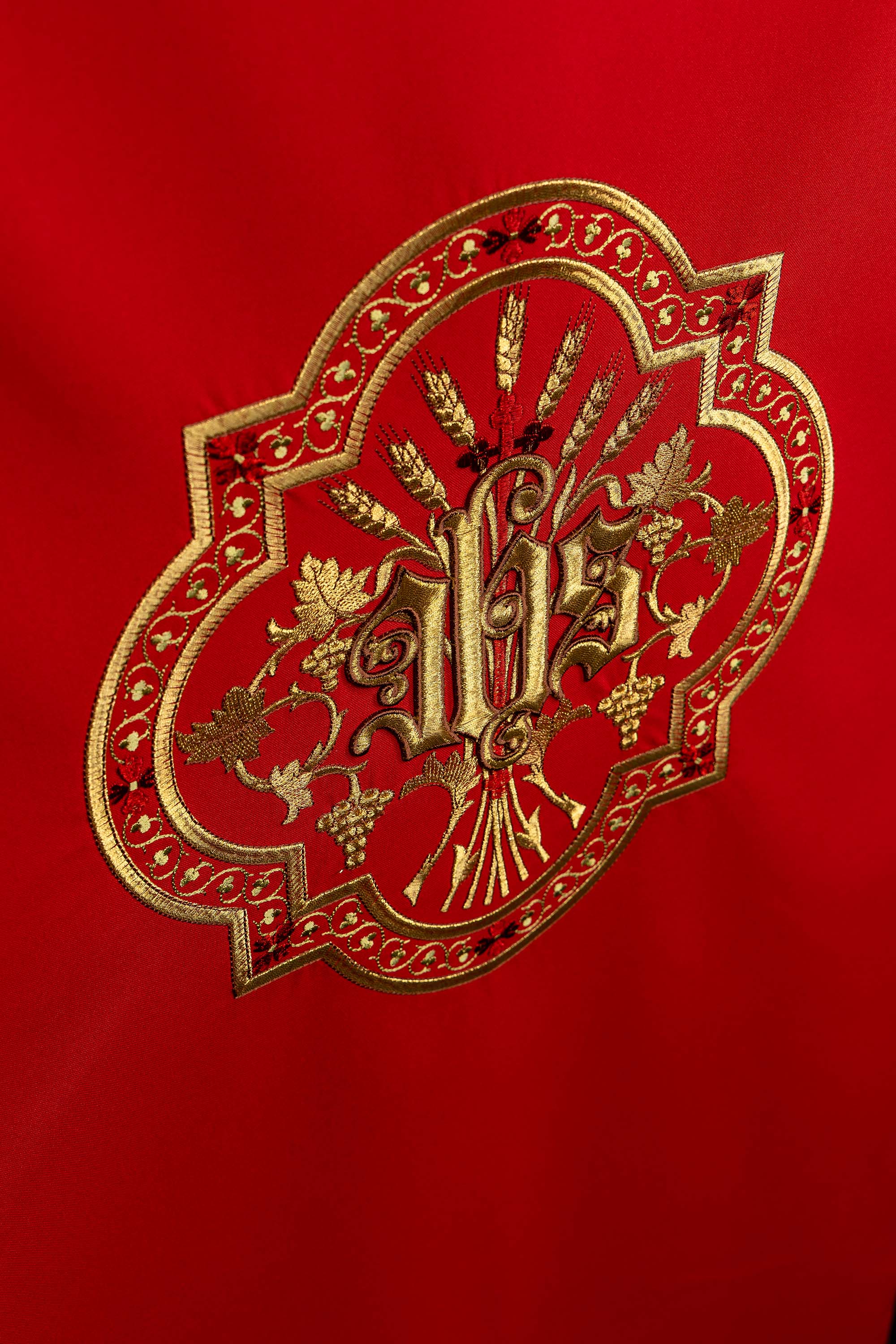 Rojo cubre ambon con bordado dorado IHS rojo