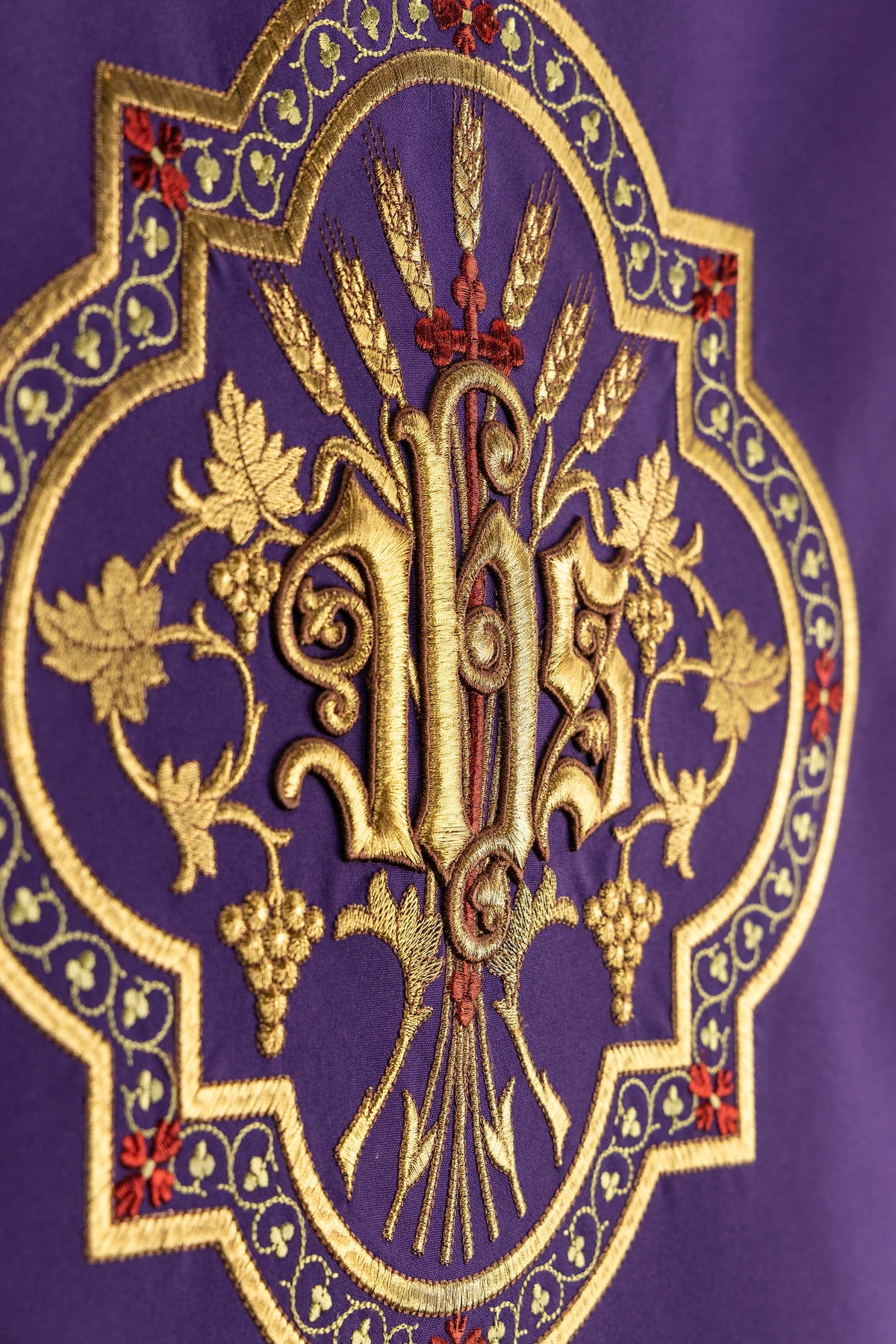 Paño para ambón morado con motivo bordado de IHS
