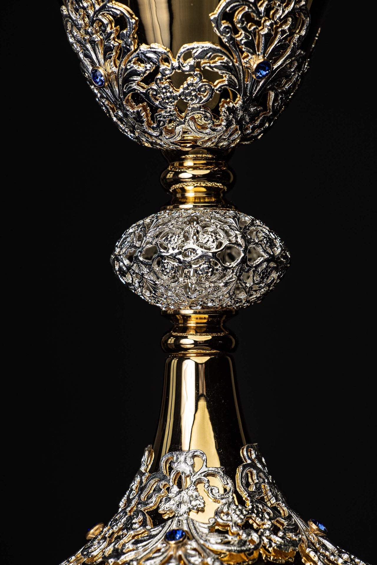Cáliz de misa artesanal bañado en oro y adornado con zafiros