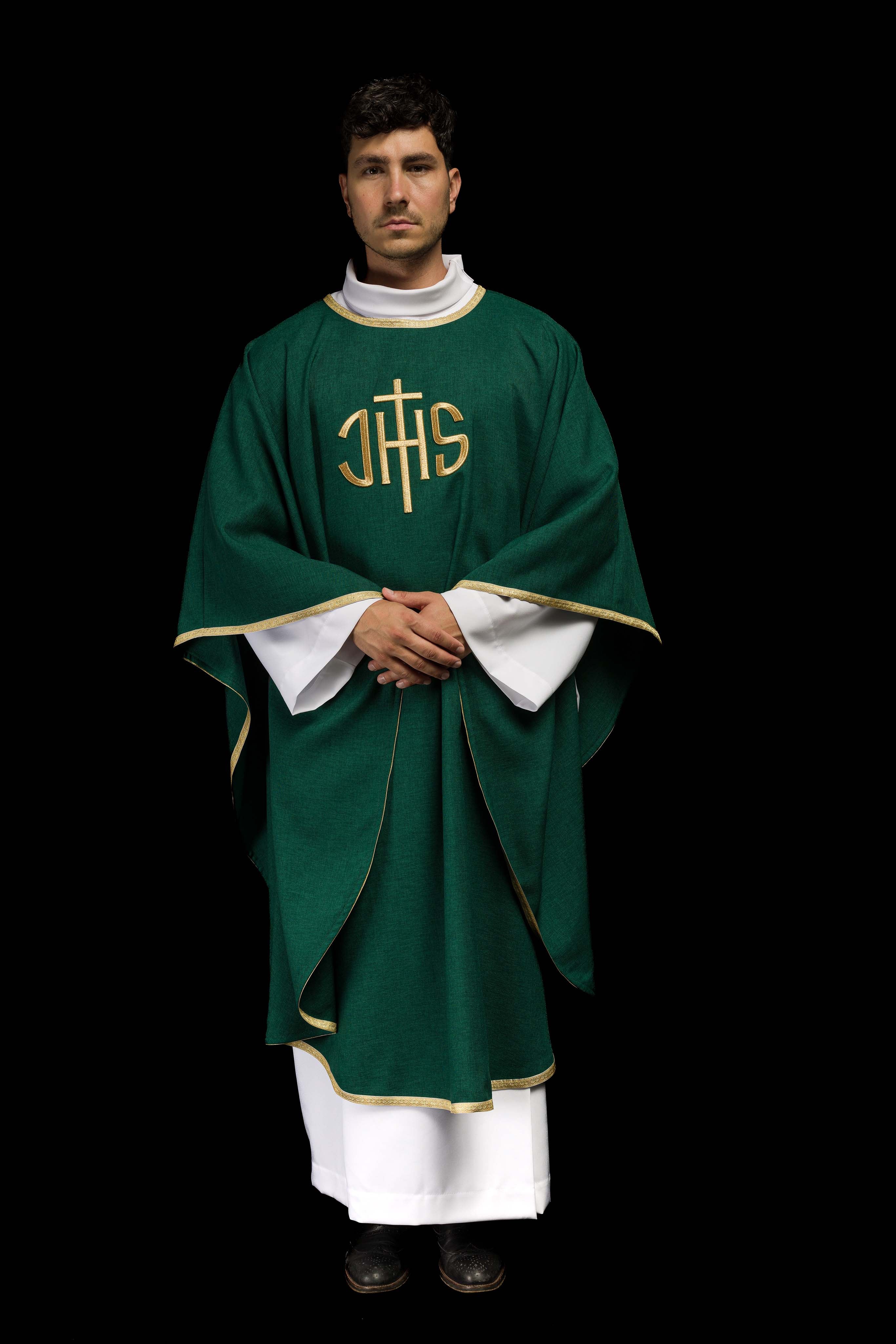 Casulla litúrgica verde con bordado dorado IHS