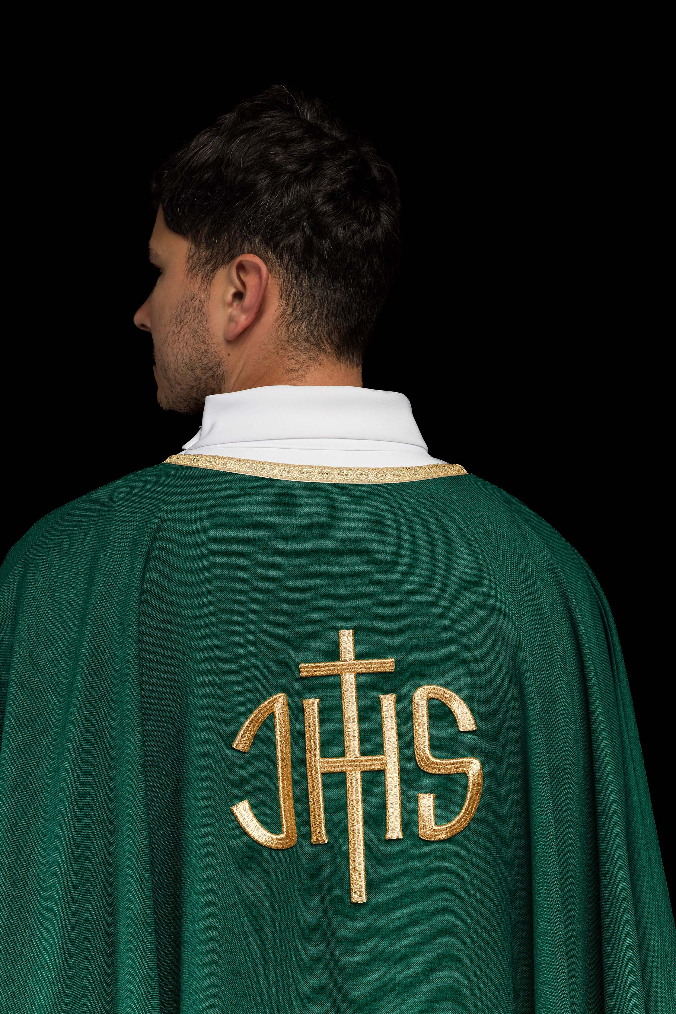 Casulla litúrgica verde con bordado dorado IHS