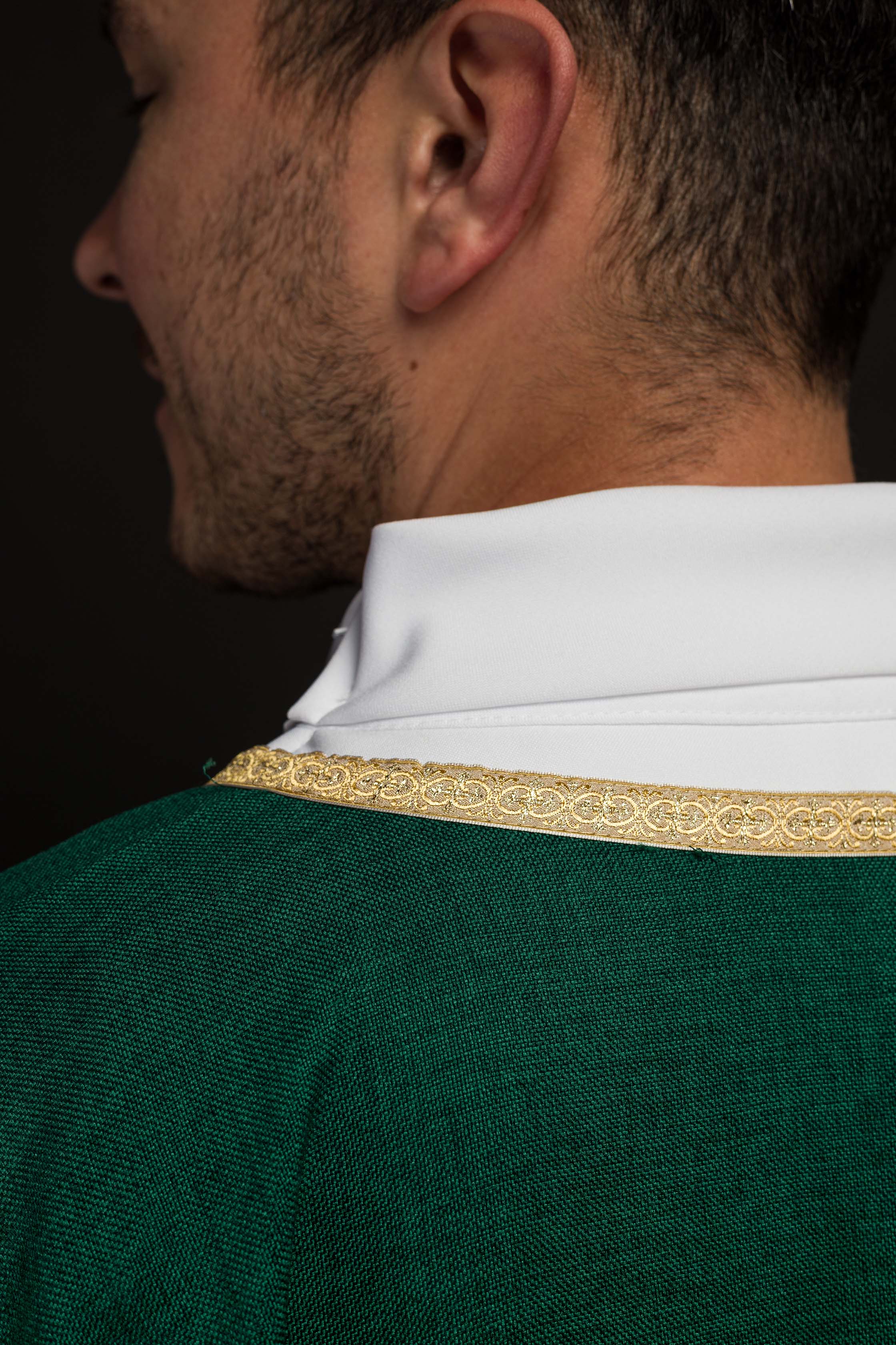 Casulla litúrgica verde con bordado dorado IHS