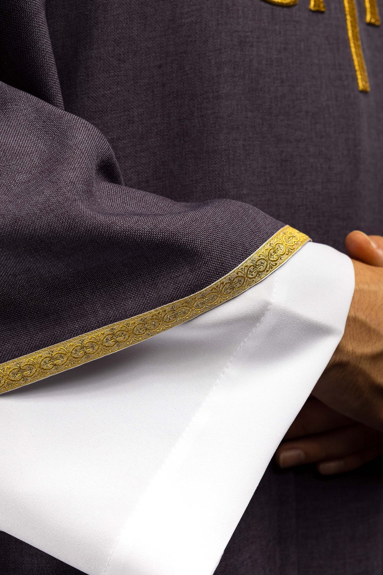 Casulla litúrgica morada con bordado dorado IHS