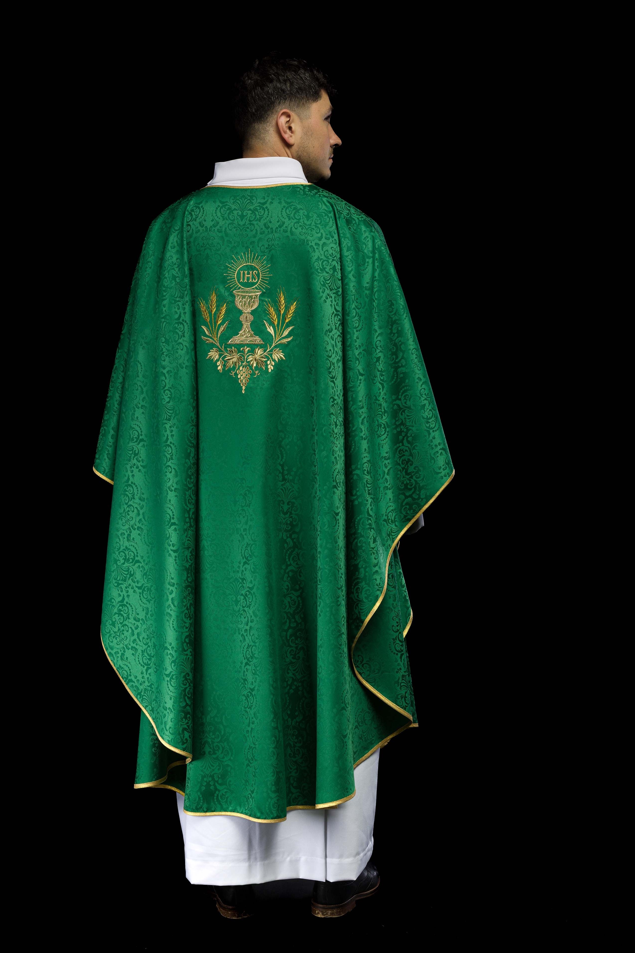 Casulla litúrgica verde con bordado de cáliz y hostia en tejido jacquard