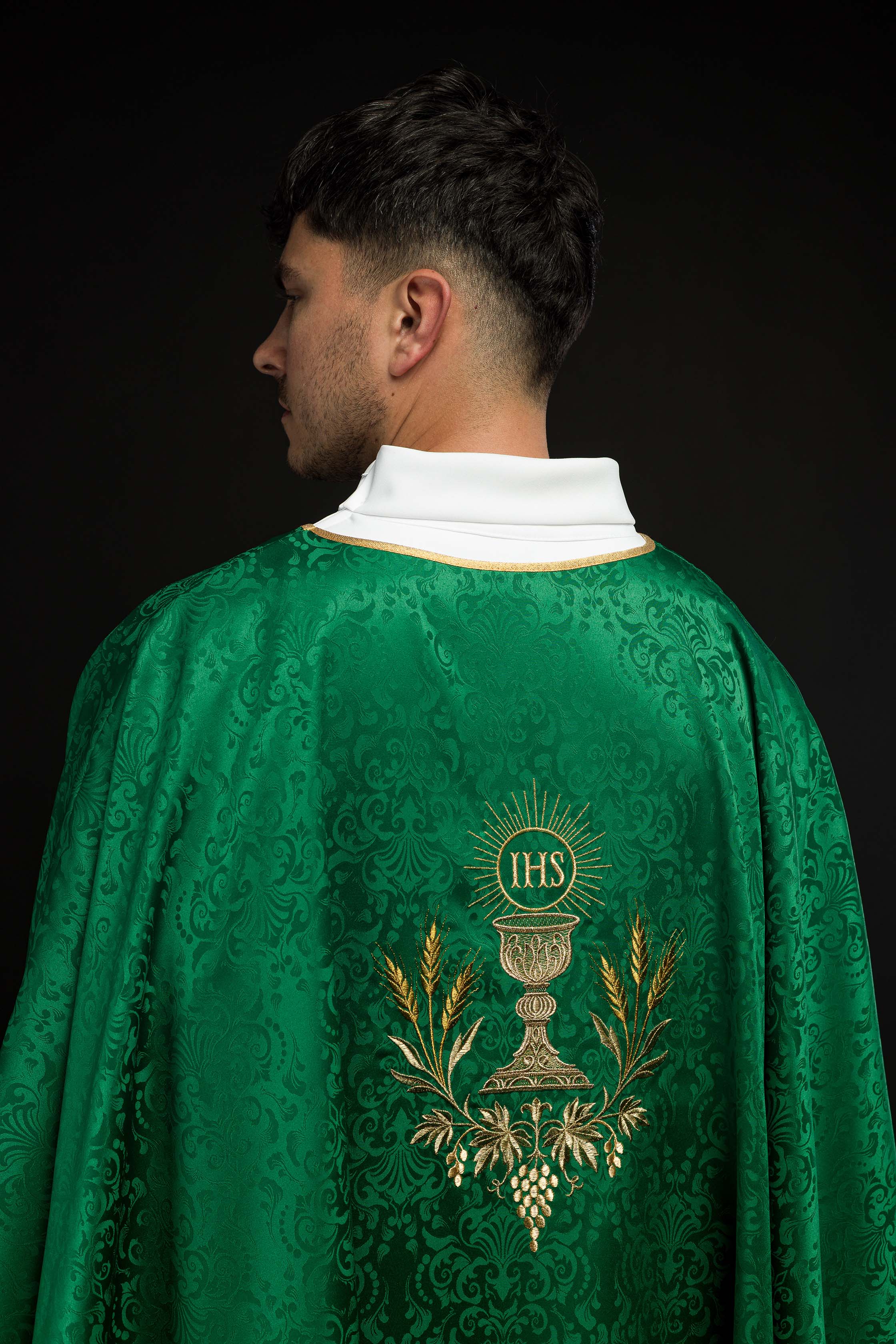 Casulla litúrgica verde con bordado de cáliz y hostia en tejido jacquard