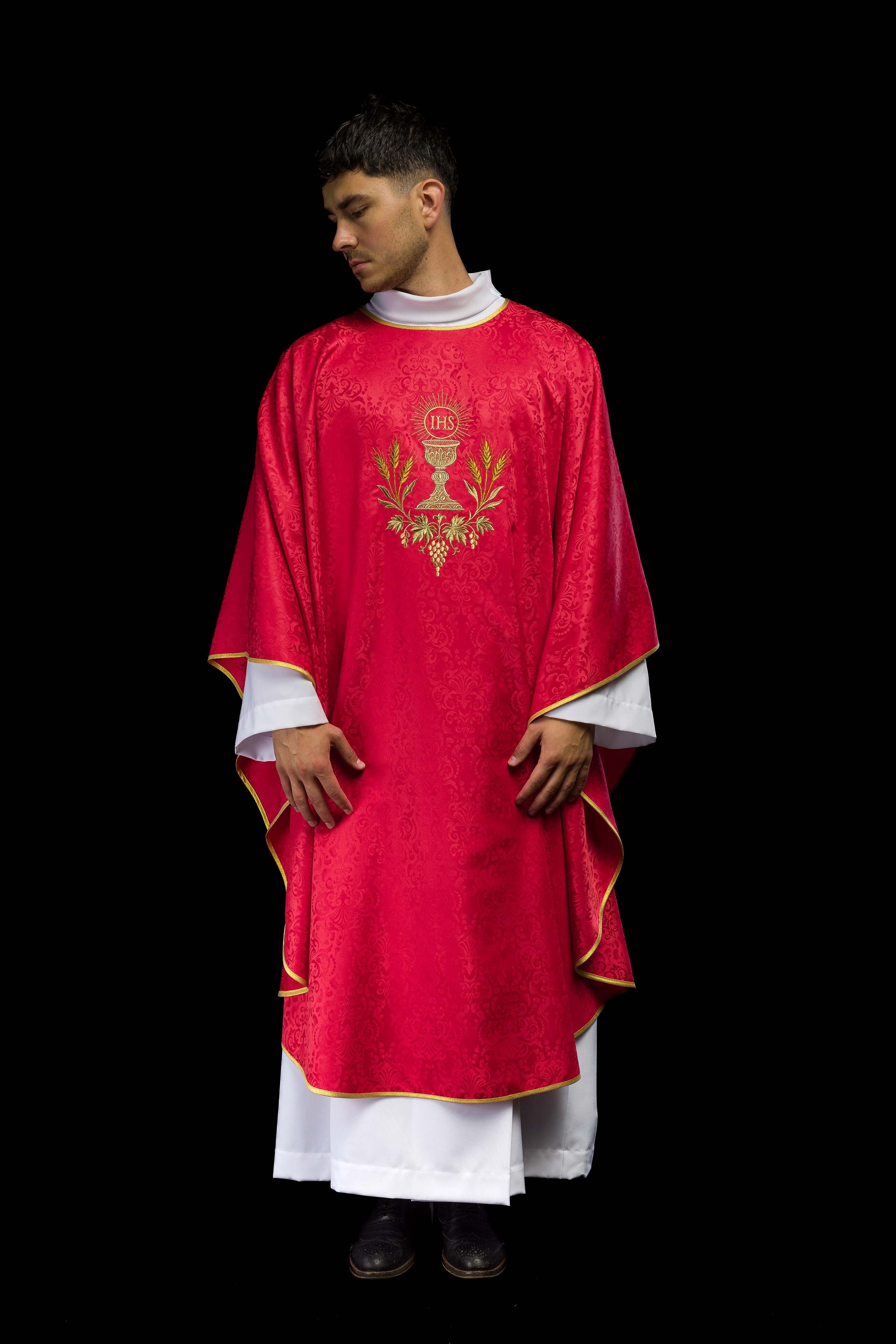 Casulla litúrgica roja con bordado de cáliz y hostia en tejido jacquard