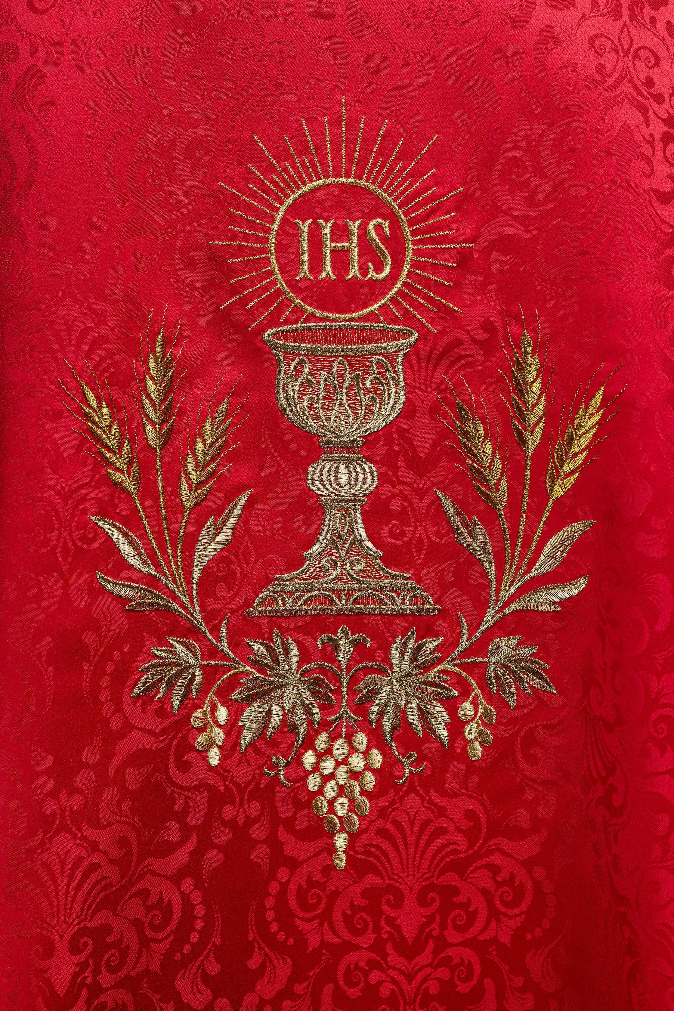Casulla litúrgica roja con bordado de cáliz y hostia en tejido jacquard