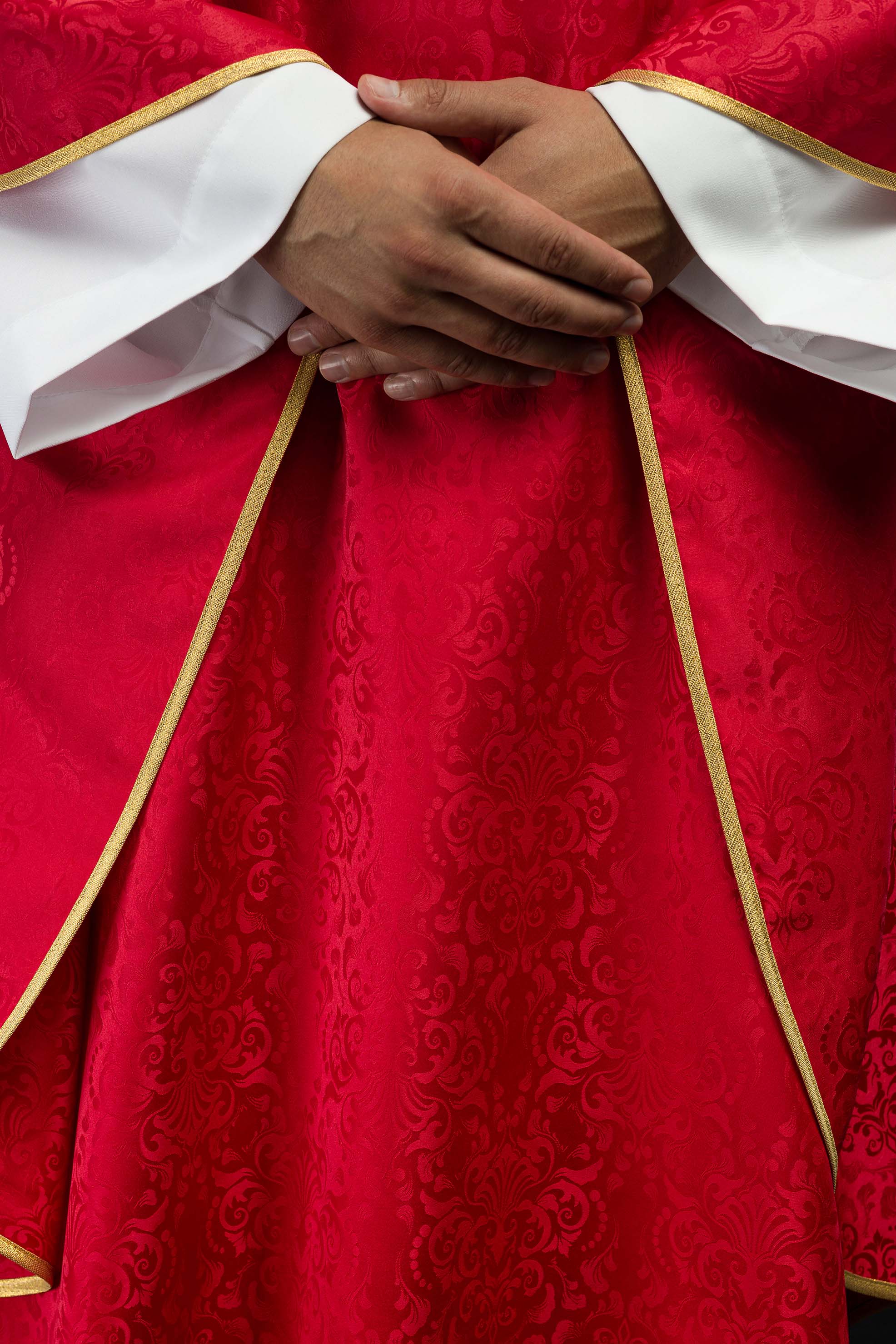 Casulla litúrgica roja con bordado de cáliz y hostia en tejido jacquard