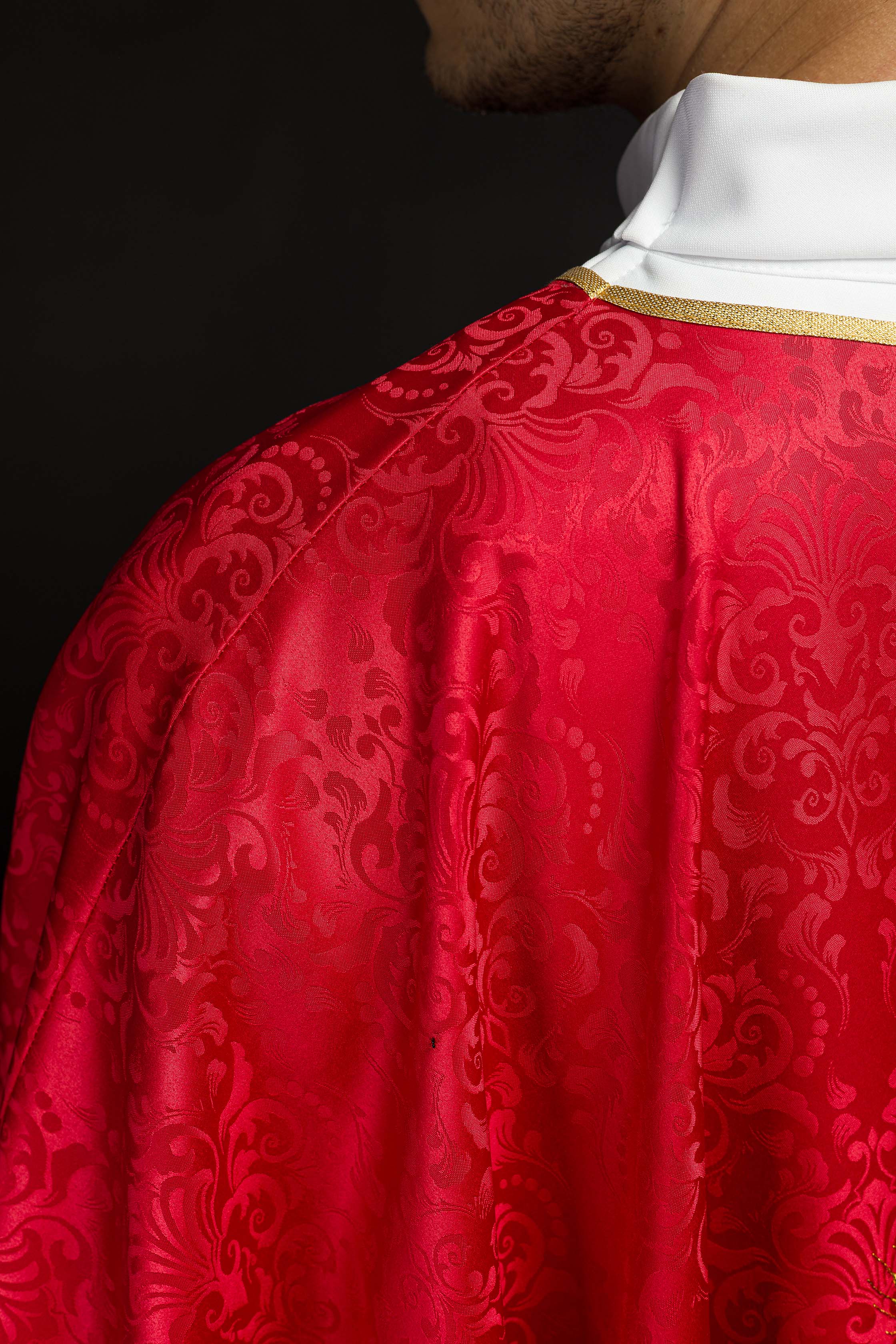 Casulla litúrgica roja con bordado de cáliz y hostia en tejido jacquard