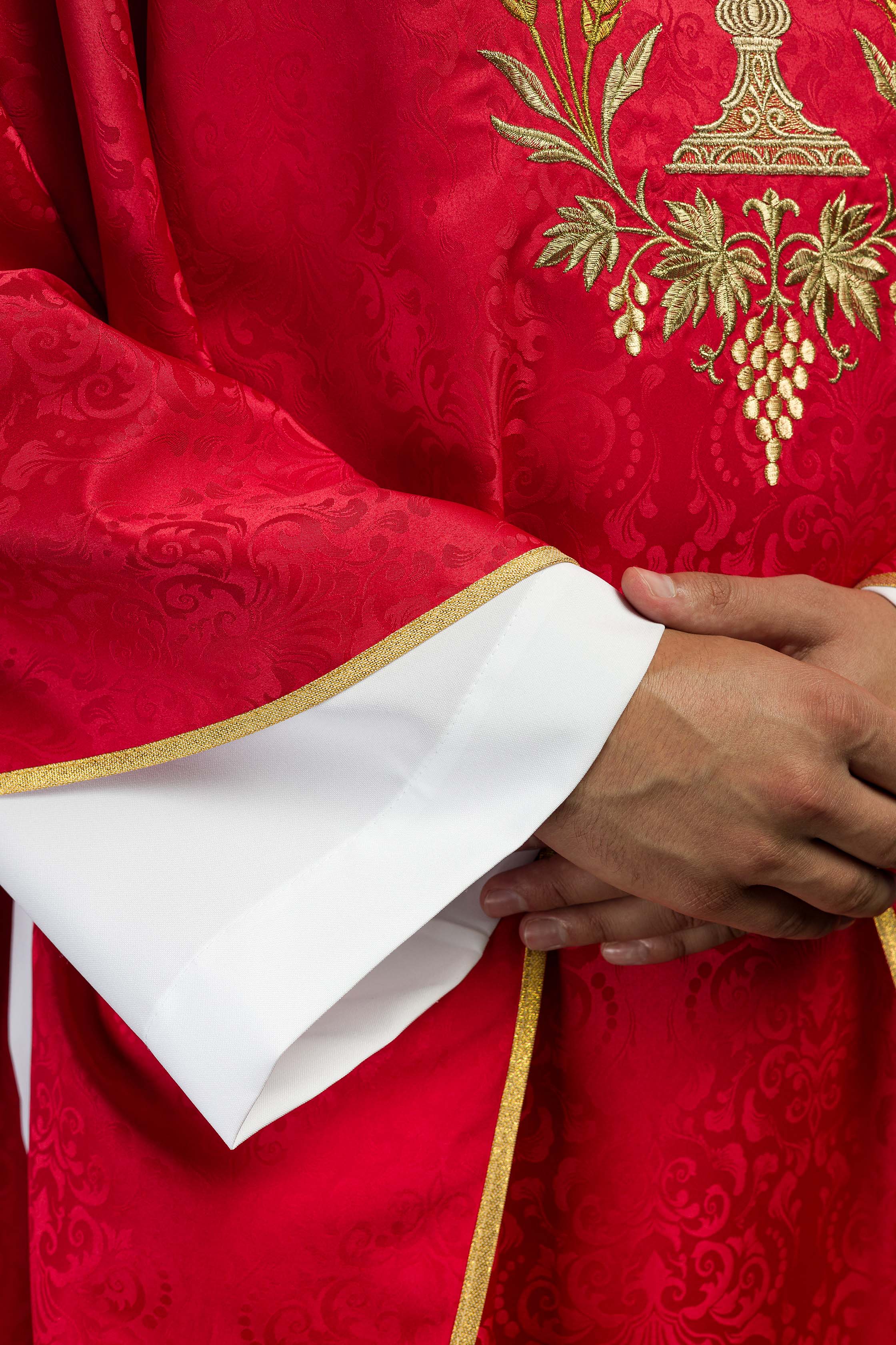 Casulla litúrgica roja con bordado de cáliz y hostia en tejido jacquard