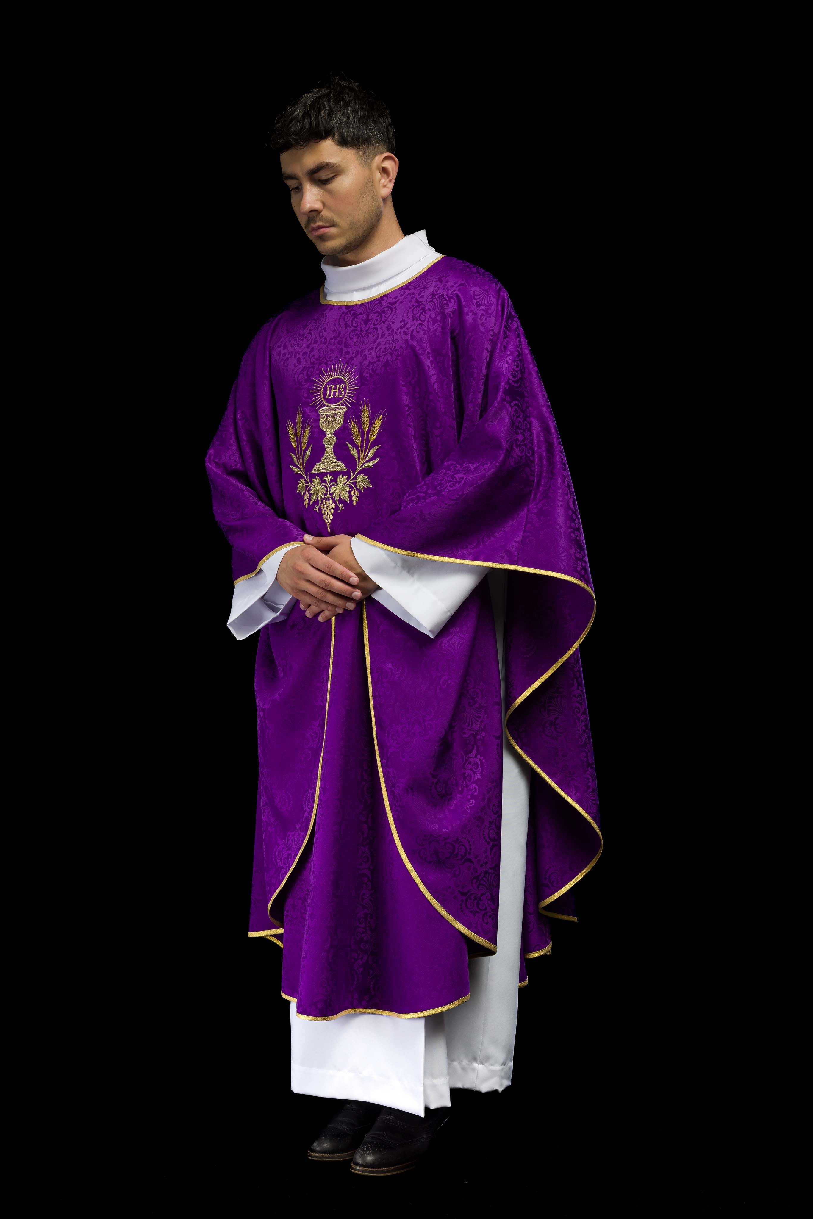 Casulla litúrgica morada con bordado de cáliz y hostia en tejido jacquard